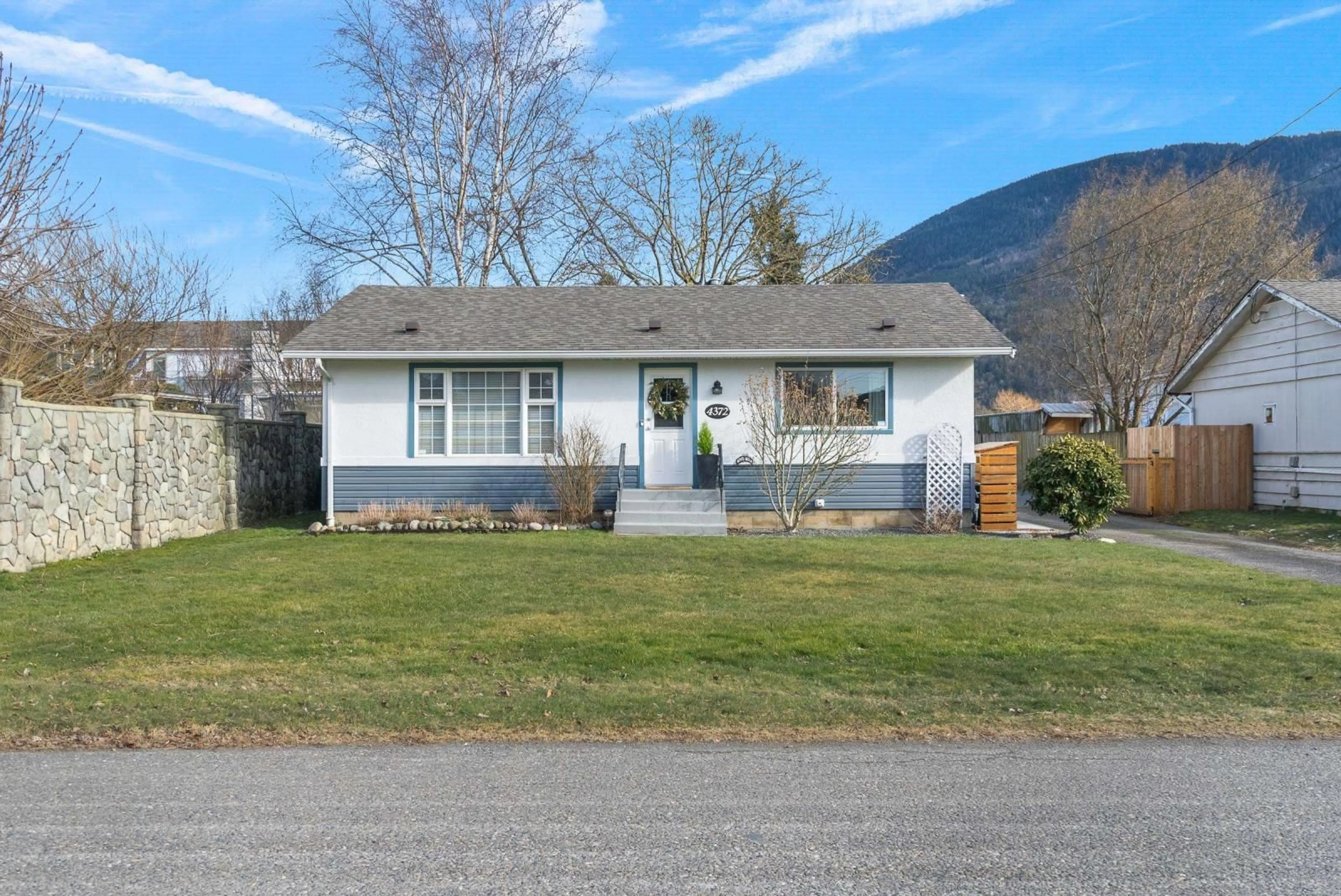 Home with vinyl exterior material, mountain view for 4372 CYPRESS STREET|Yarrow, Chilliwack British Columbia V2R5E7