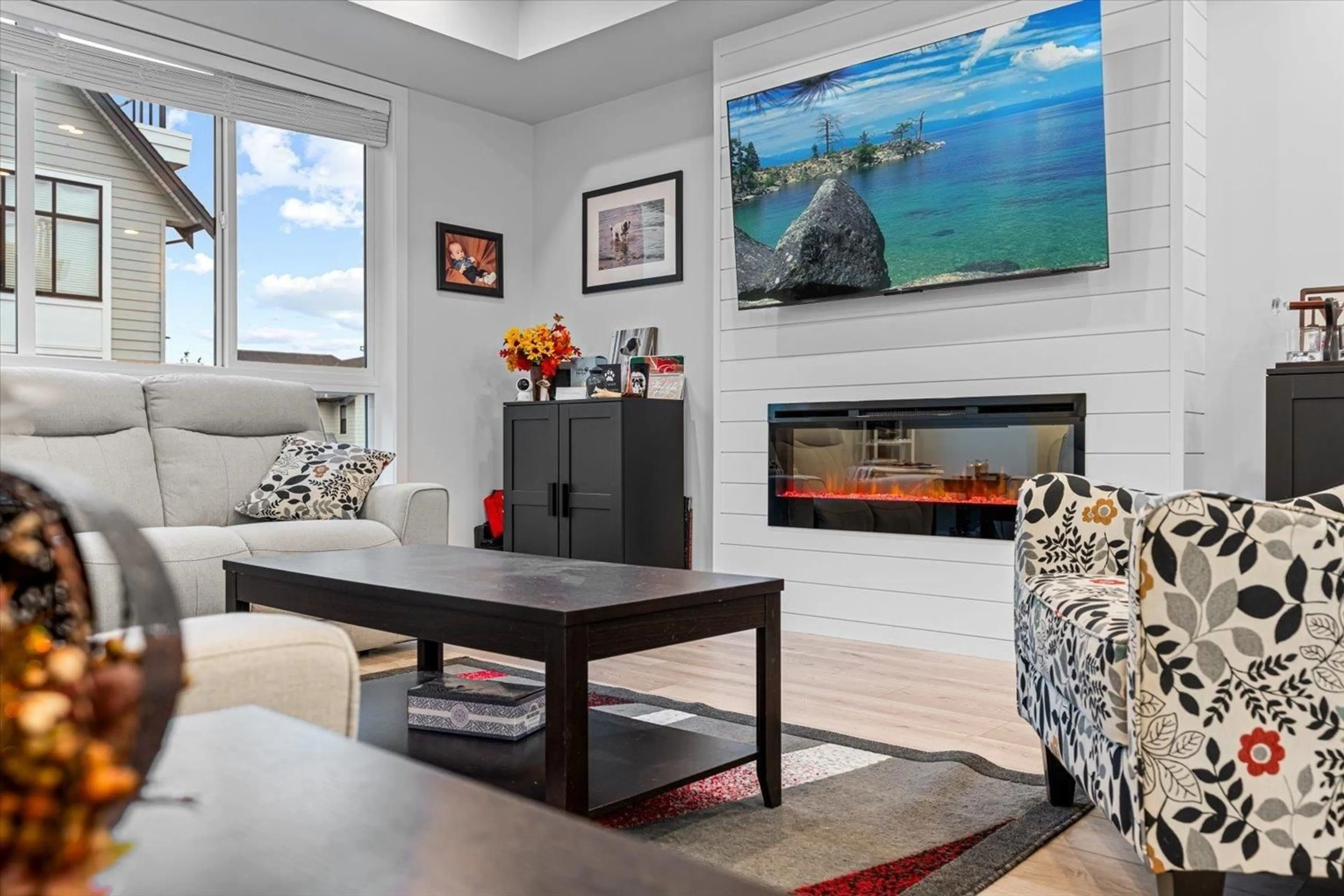 Living room with furniture, ceramic/tile floor for 216 - 46211 PROMONTORY ROAD, Chilliwack British Columbia V2R6E4