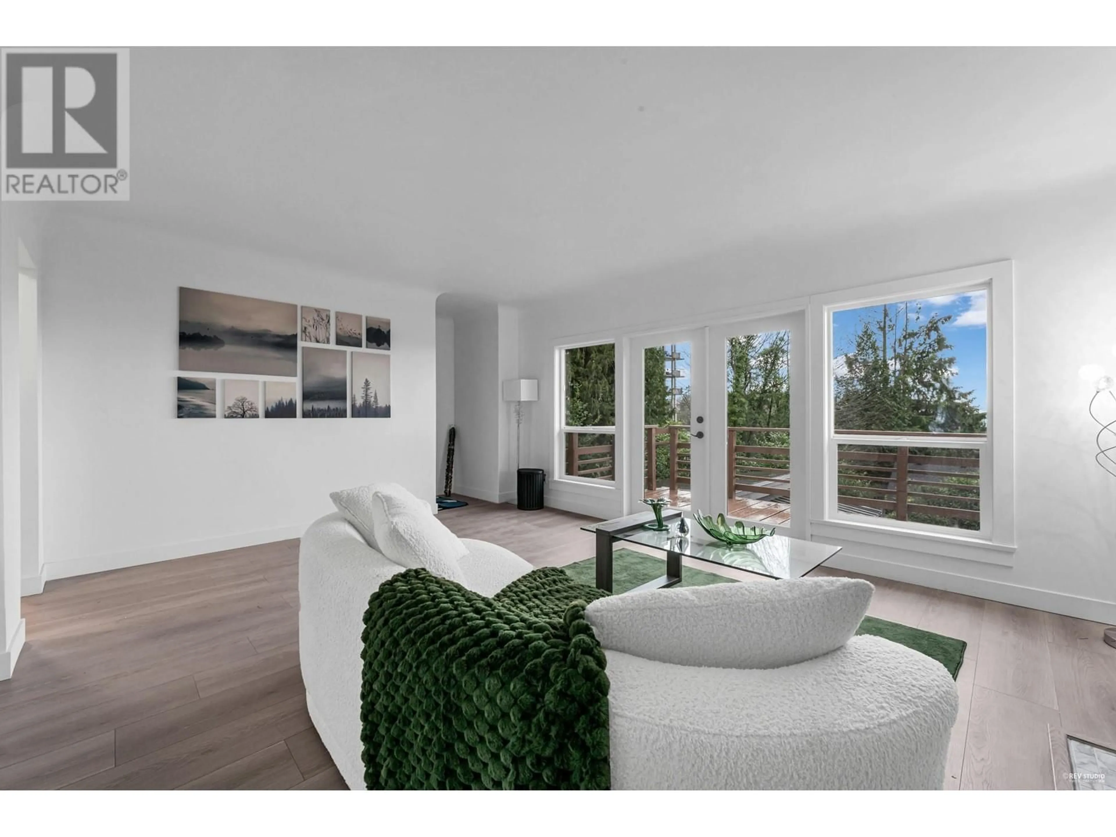 Living room with furniture, wood/laminate floor for 1010 KEITH ROAD, West Vancouver British Columbia V7T1M5