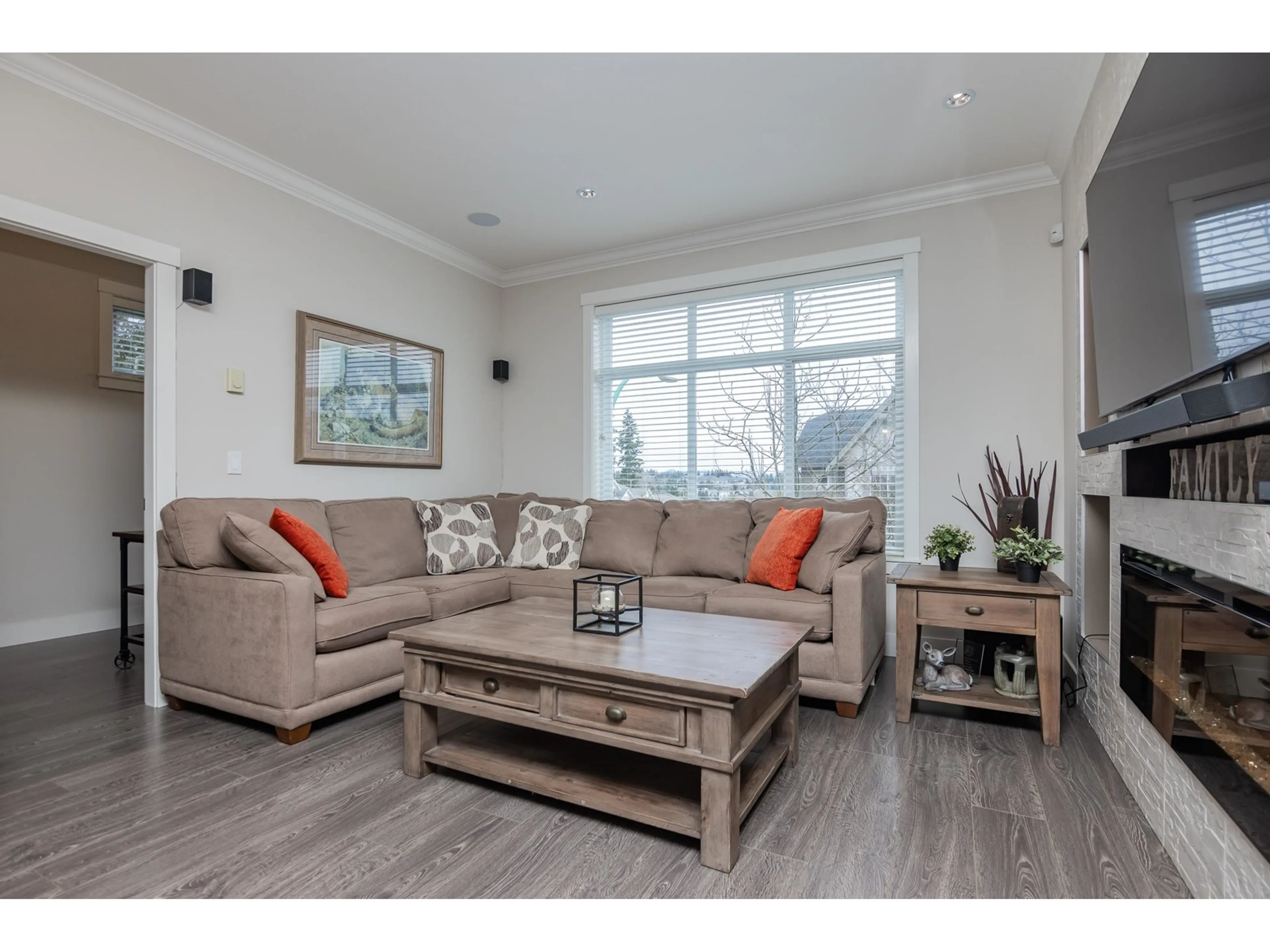 Living room with furniture, wood/laminate floor for 59 - 6591 195A, Surrey British Columbia V4N6N5