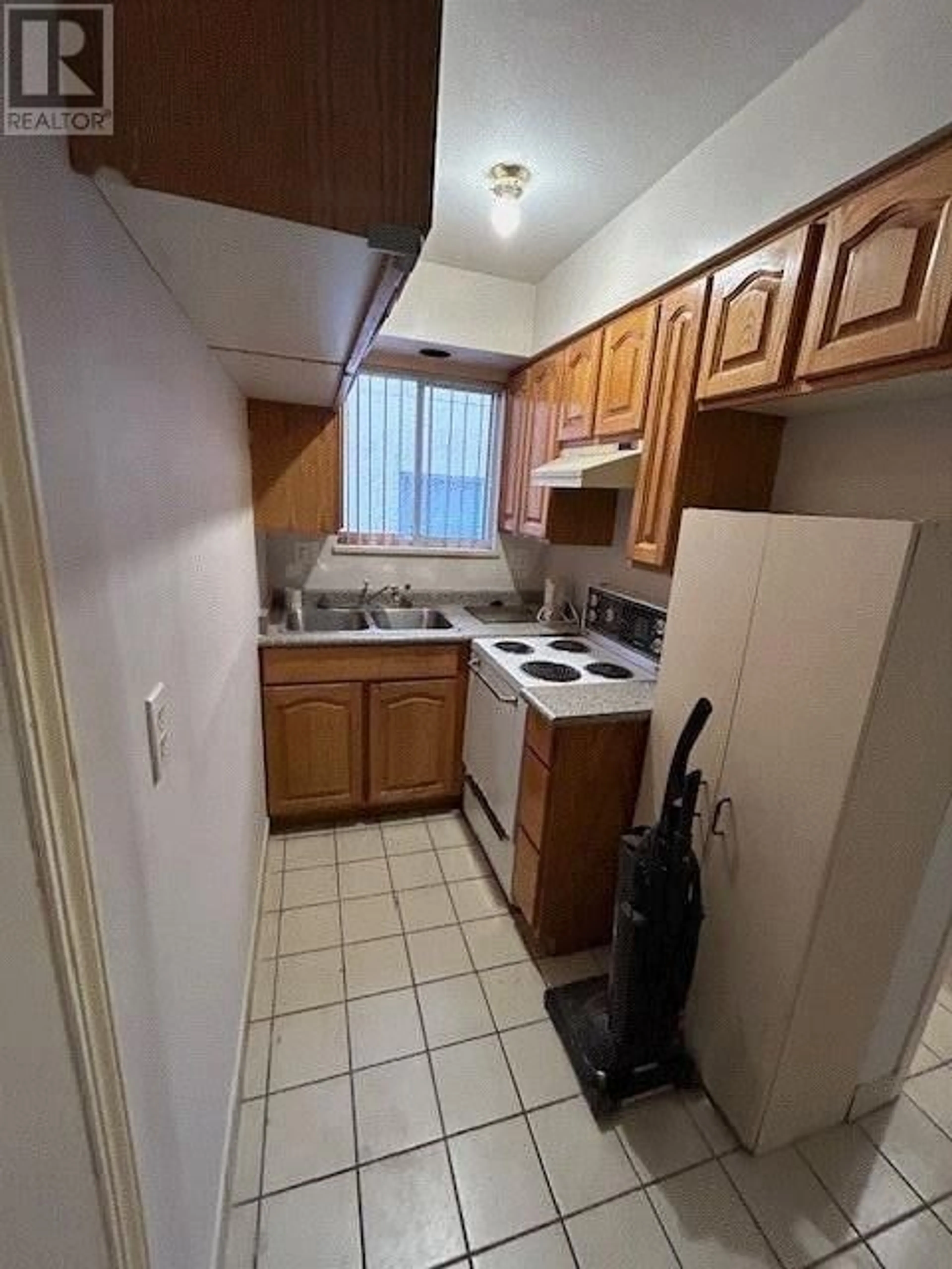 Standard kitchen, unknown for 5896 ONTARIO STREET, Vancouver British Columbia V5W2L9