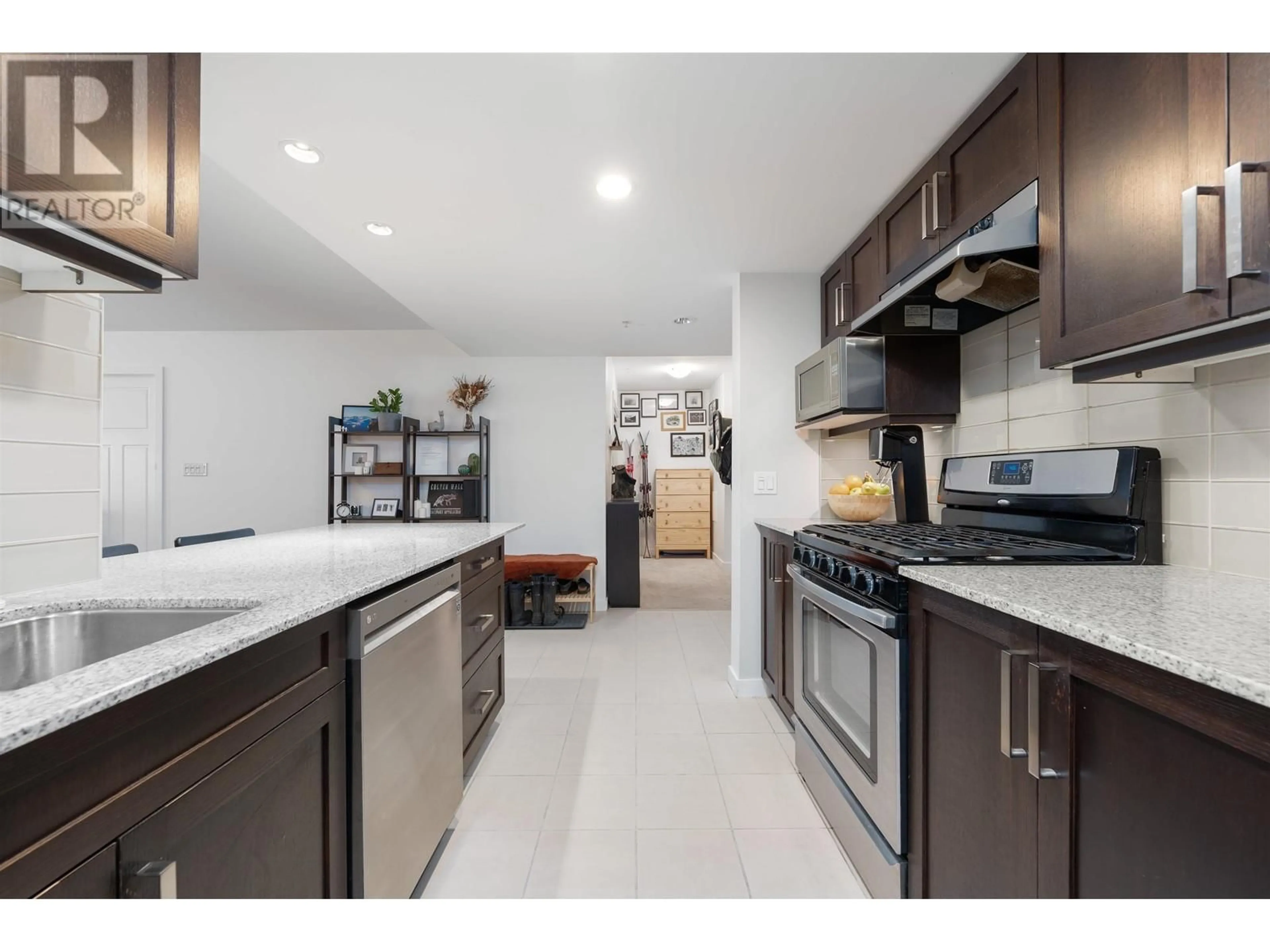 Open concept kitchen, ceramic/tile floor for 208 1212 MAIN STREET, Squamish British Columbia V8B0S1