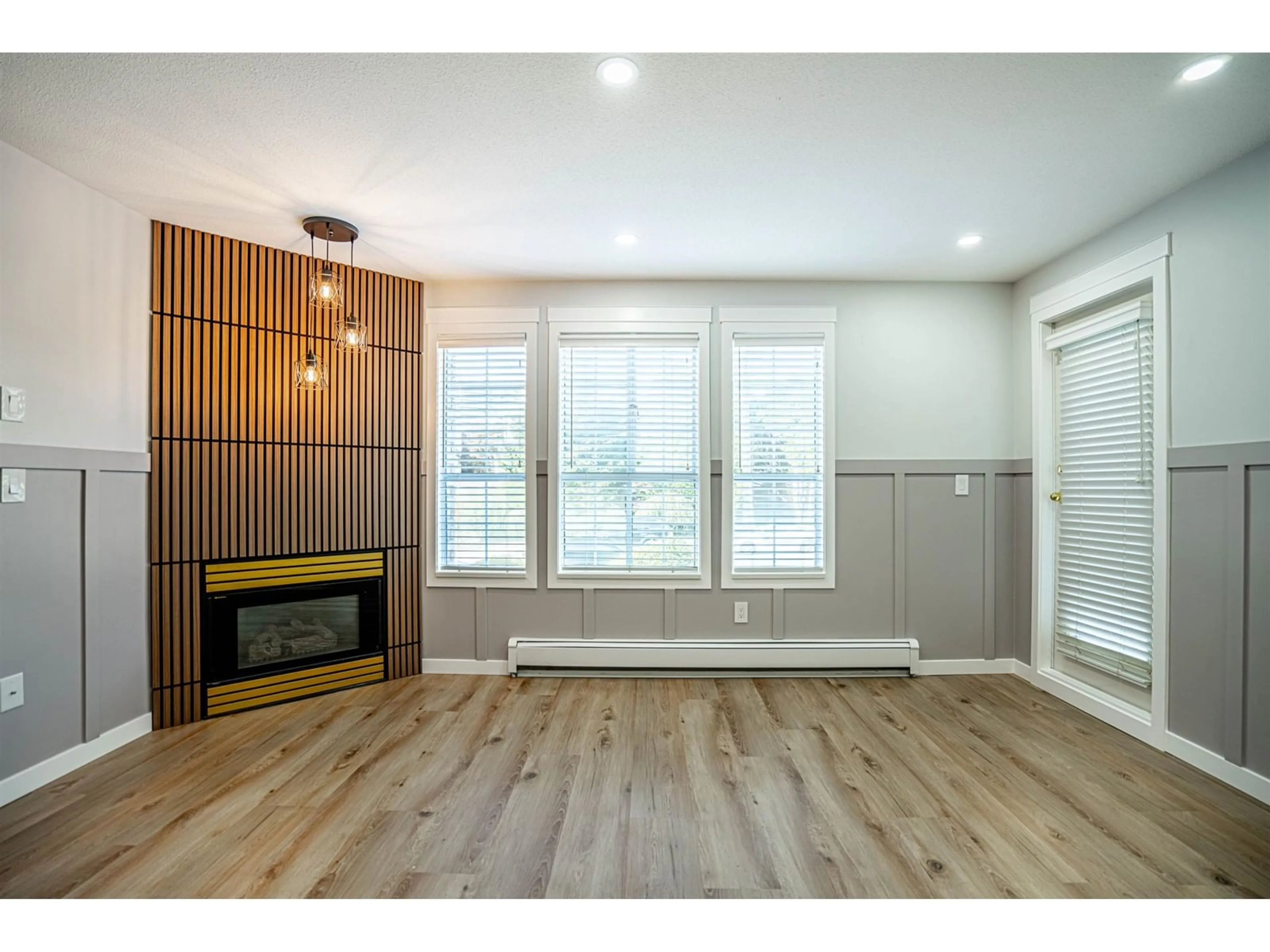 Living room with furniture, wood/laminate floor for 211 1450 MERKLIN STREET, White Rock British Columbia V4B4C3