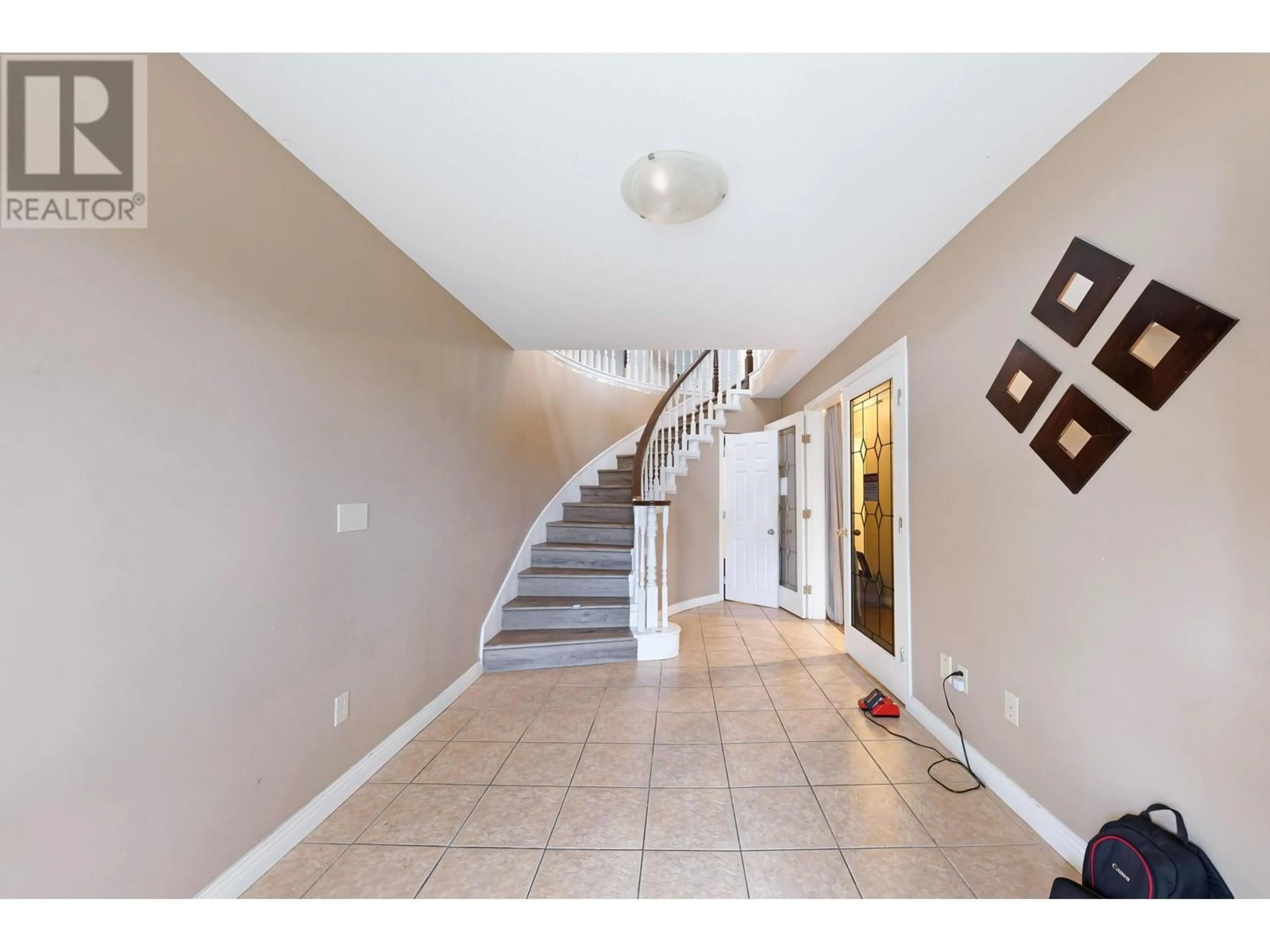 Indoor foyer for 5649 LAUREL STREET, Burnaby British Columbia V5G1N4