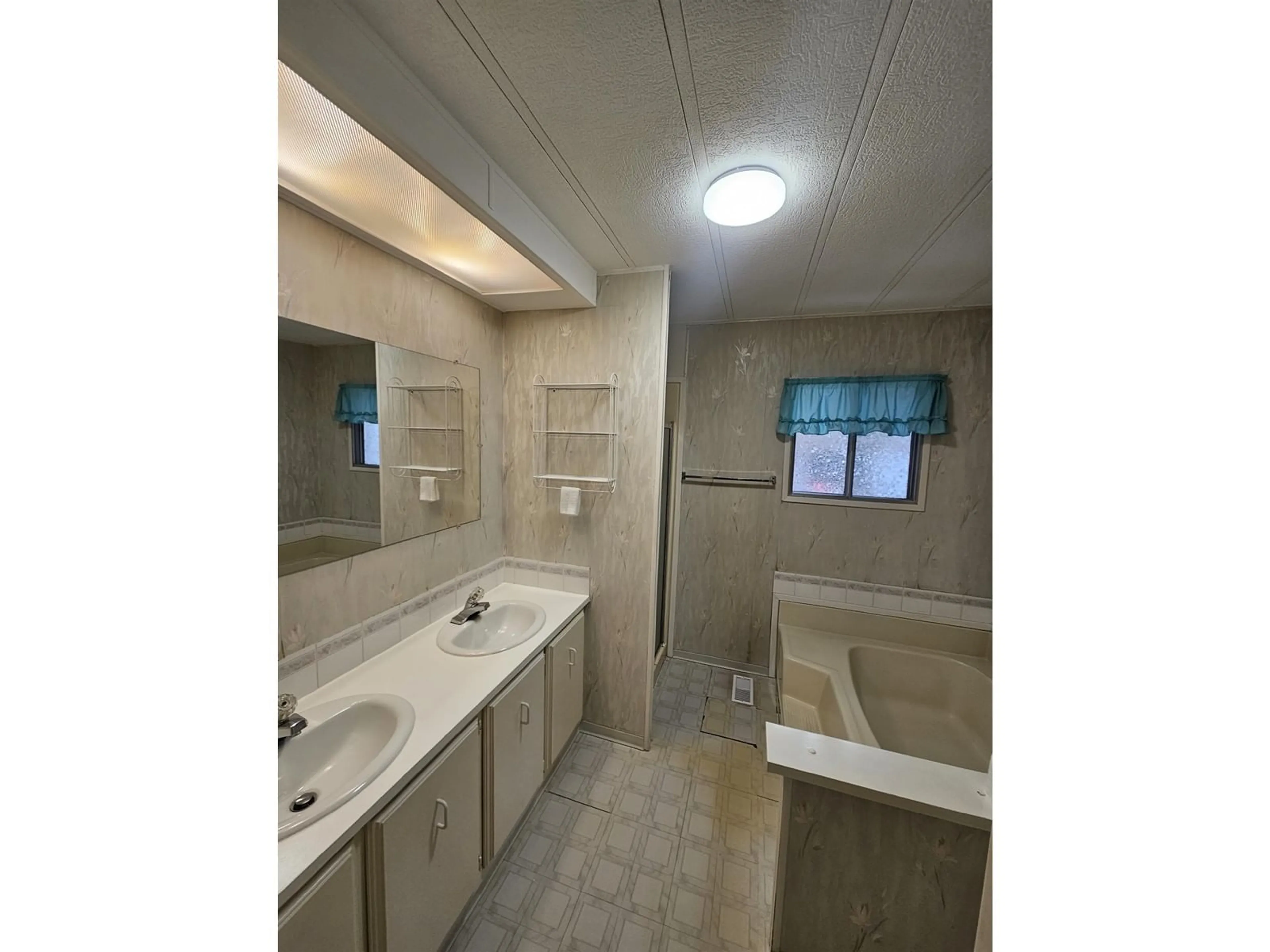 Standard bathroom, ceramic/tile floor for 15 2306 198 STREET, Langley British Columbia V2Z1Y9