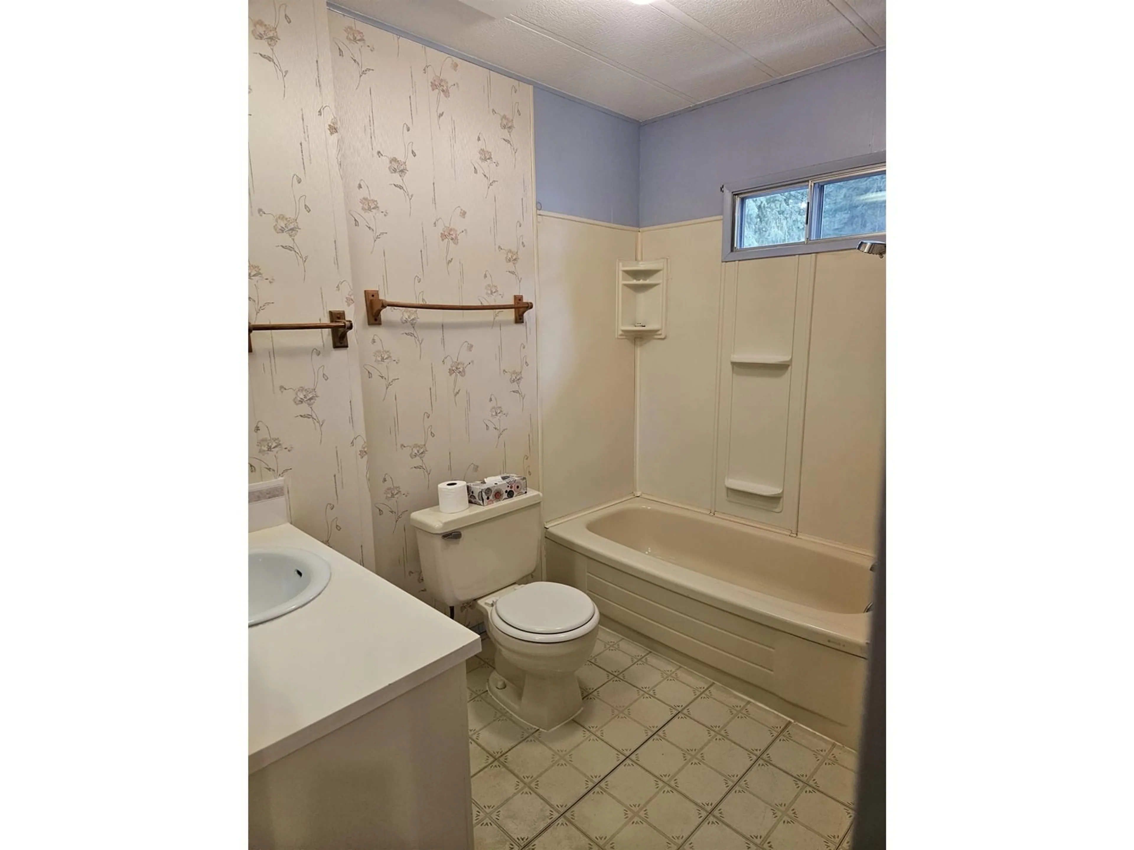 Standard bathroom, ceramic/tile floor for 15 2306 198 STREET, Langley British Columbia V2Z1Y9