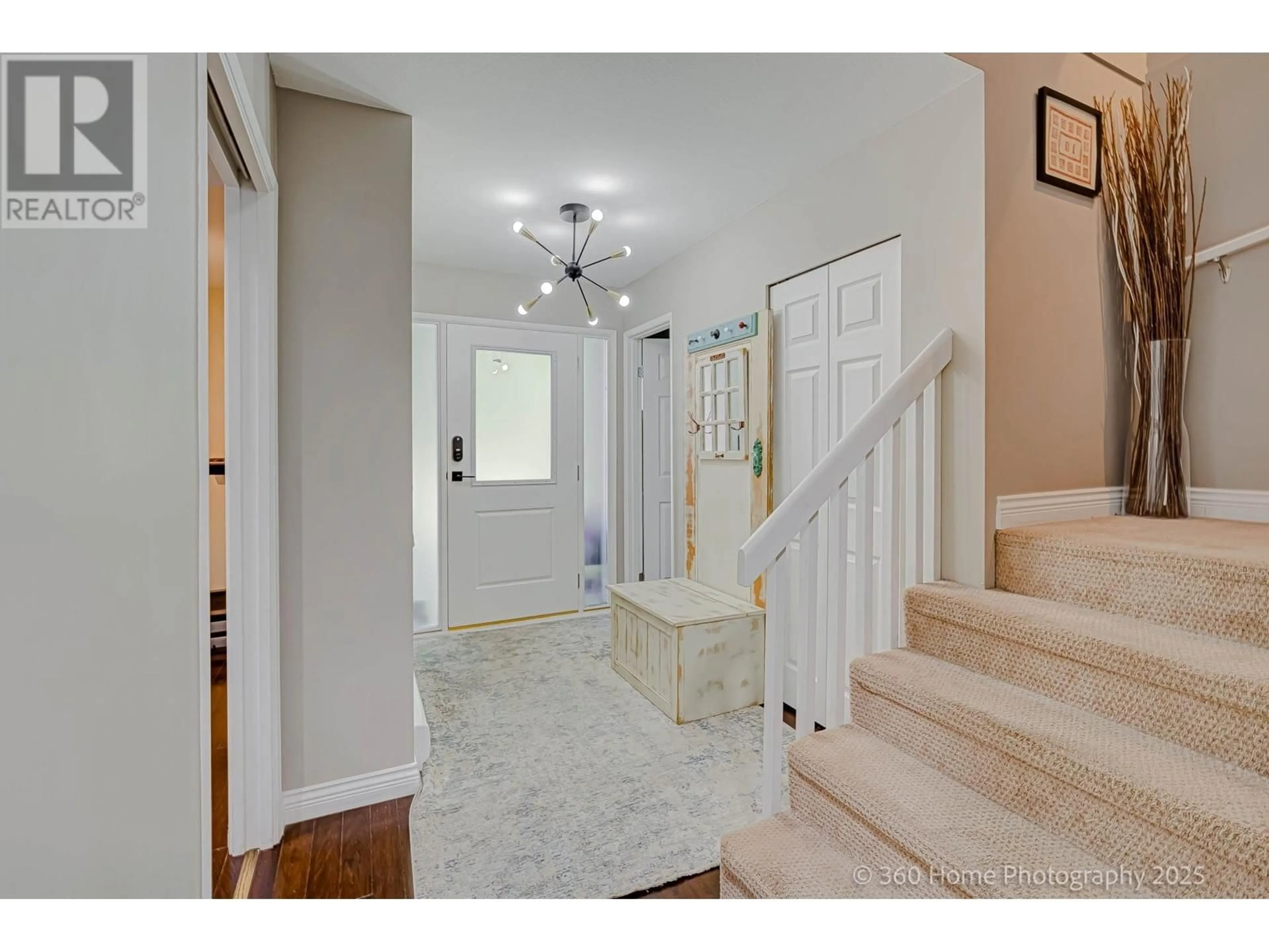 Indoor entryway for 14 - 5600 LADNER TRUNK ROAD, Delta British Columbia V4K1X4