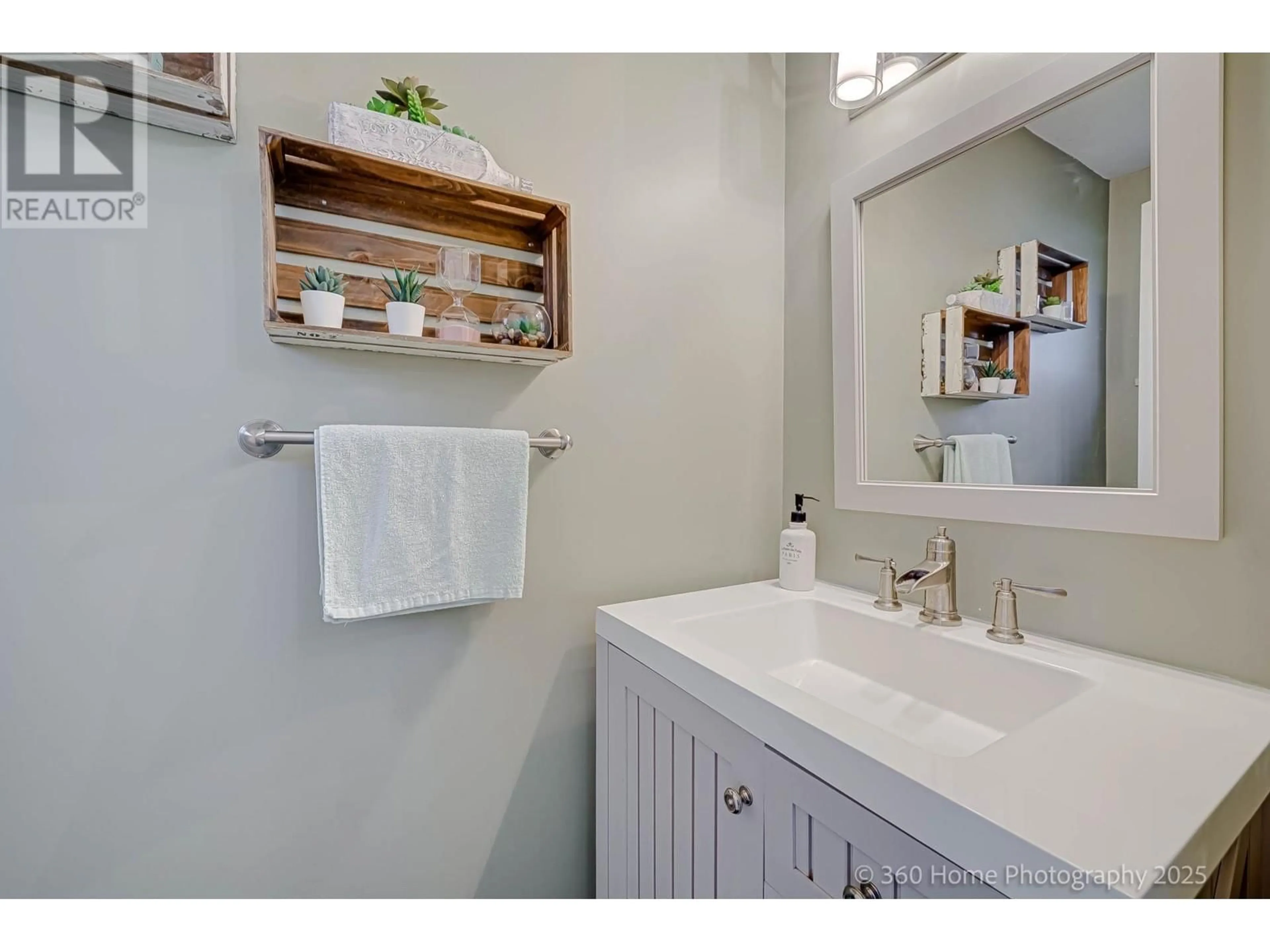 Standard bathroom, ceramic/tile floor for 14 5600 LADNER TRUNK ROAD, Delta British Columbia V4K1X4