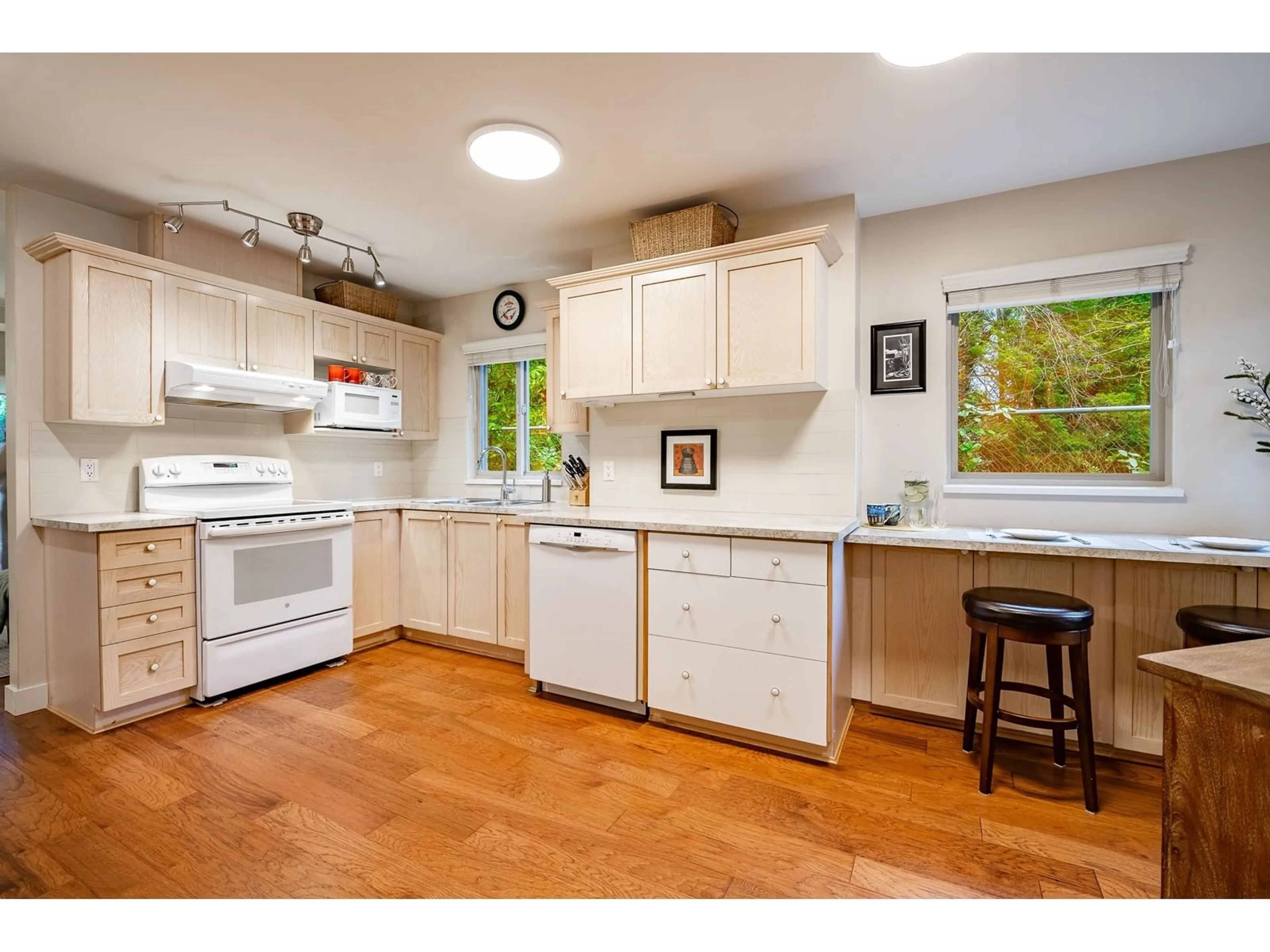 Standard kitchen, unknown for 33 3387 KING GEORGE BOULEVARD, Surrey British Columbia V4P1B7