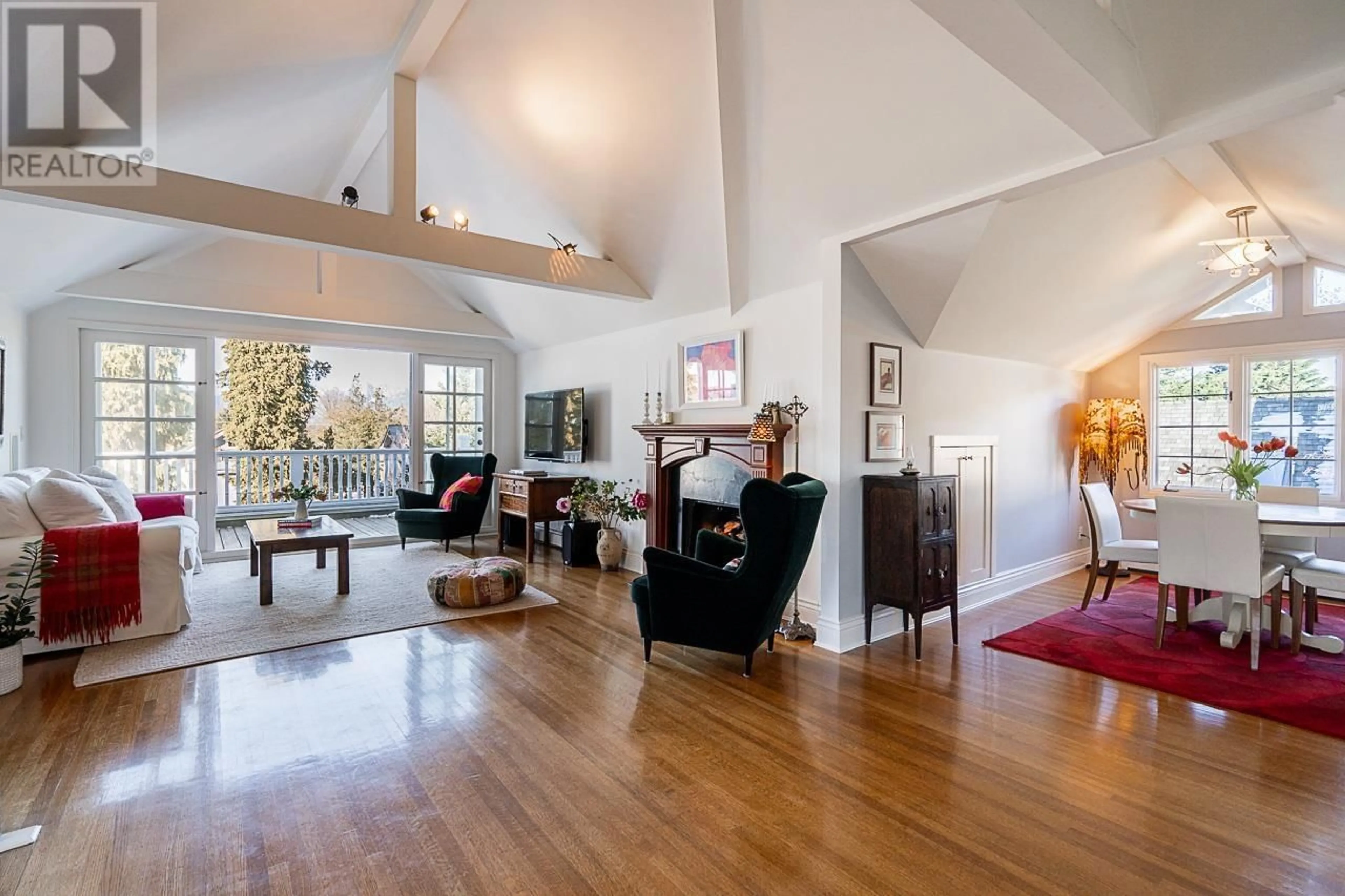 Living room with furniture, wood/laminate floor for 3132 MAPLE STREET, Vancouver British Columbia V6J4X3