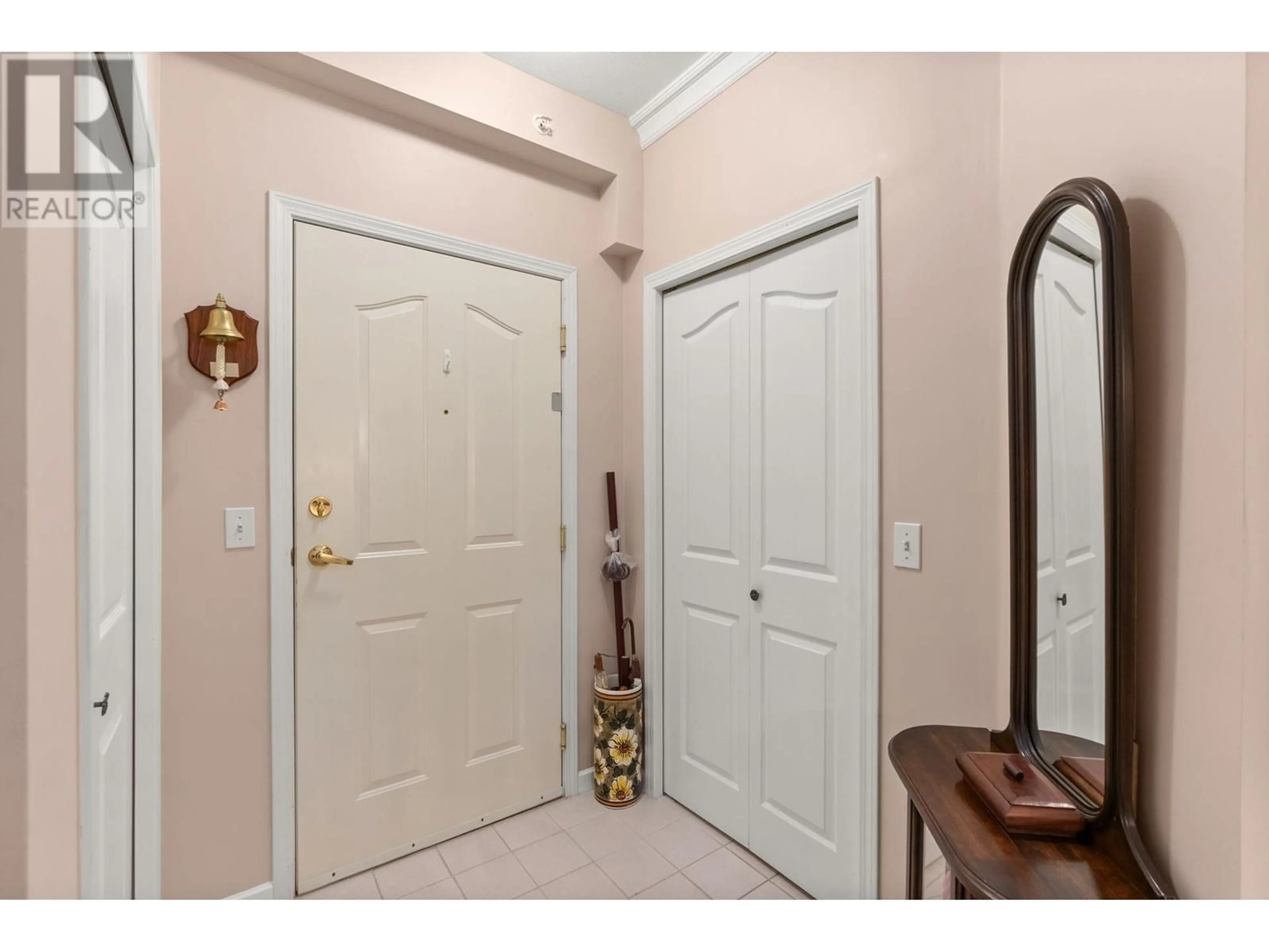 Indoor entryway for 206 1153 54A STREET, Delta British Columbia V4M4E4