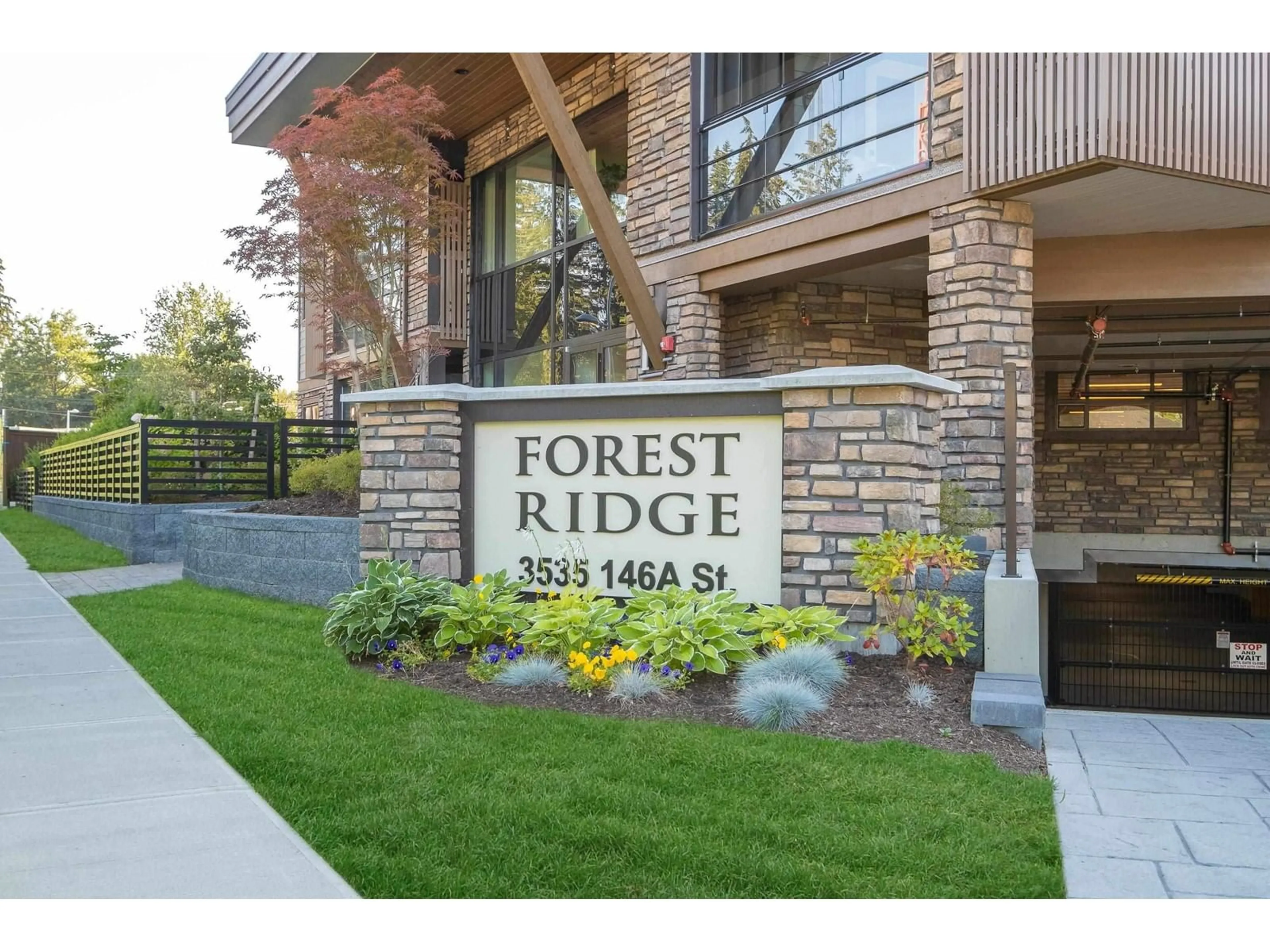 Indoor foyer for 211 3535 146A STREET, Surrey British Columbia V4P0H2