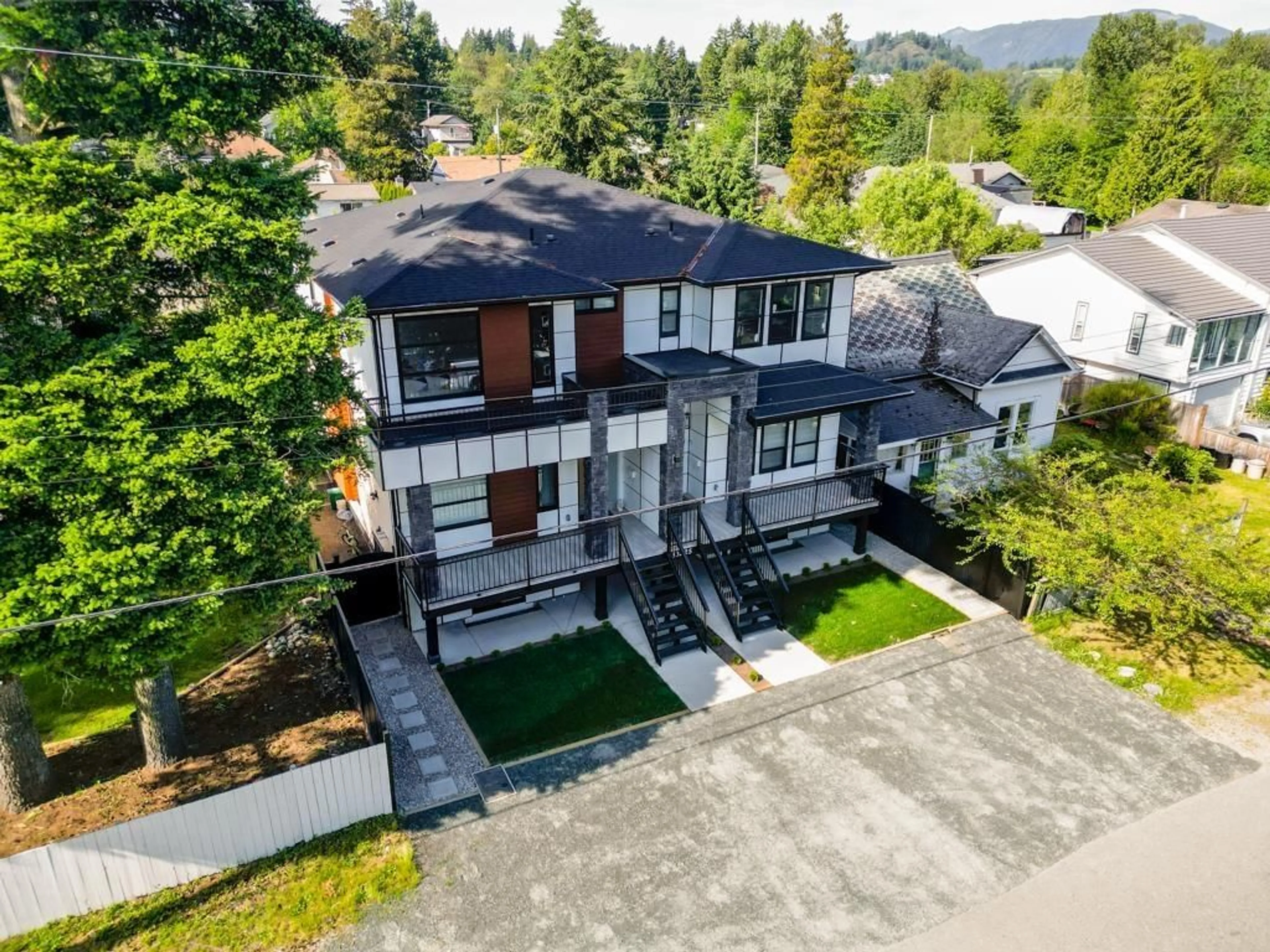 A pic from outside/outdoor area/front of a property/back of a property/a pic from drone, unknown for 33227 5TH, Mission British Columbia V2V1V9