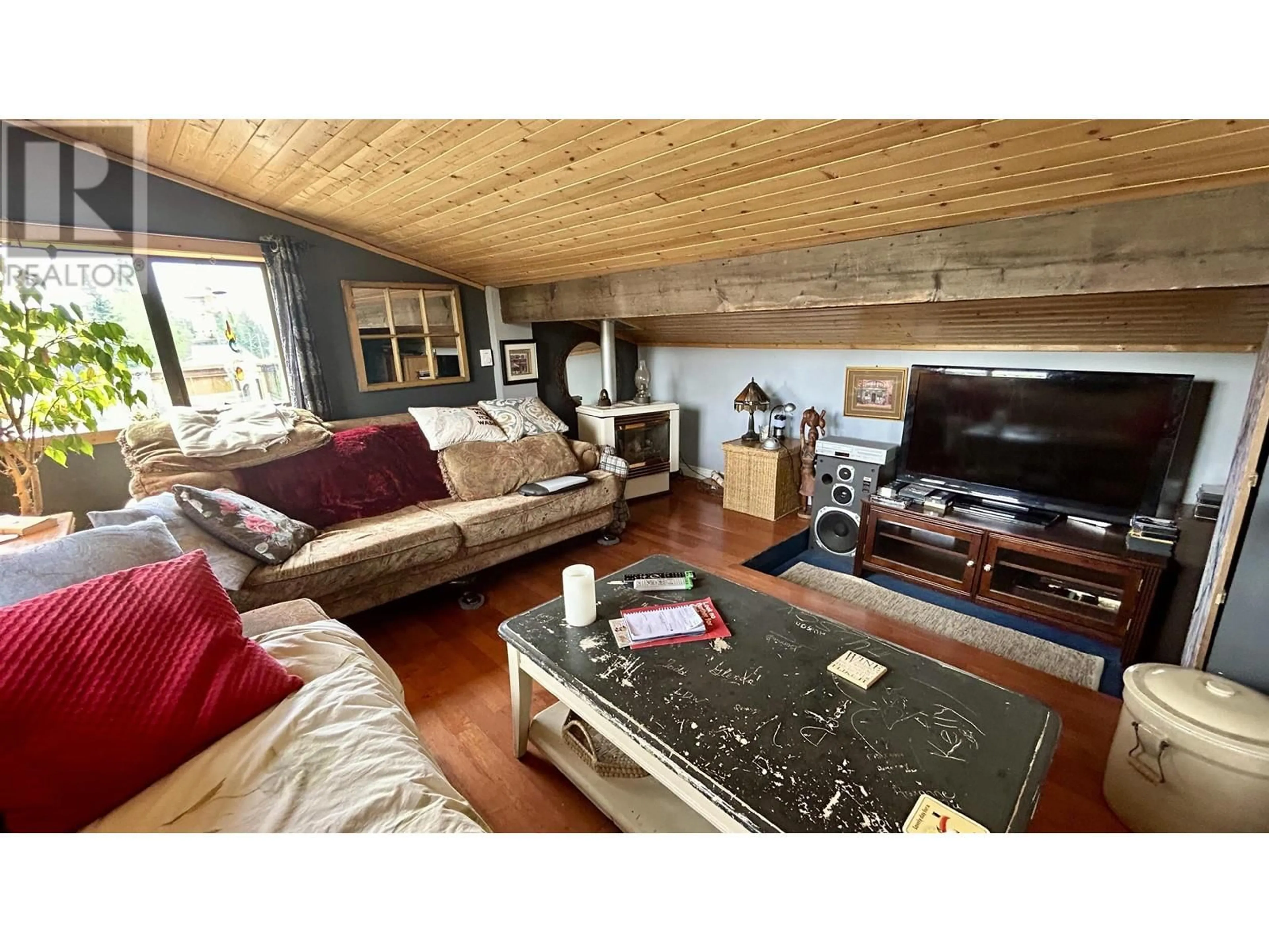 Living room with furniture, wood/laminate floor for 7554 BRIDGE LAKE BUSINESS RTE, Bridge Lake British Columbia V0K1E0