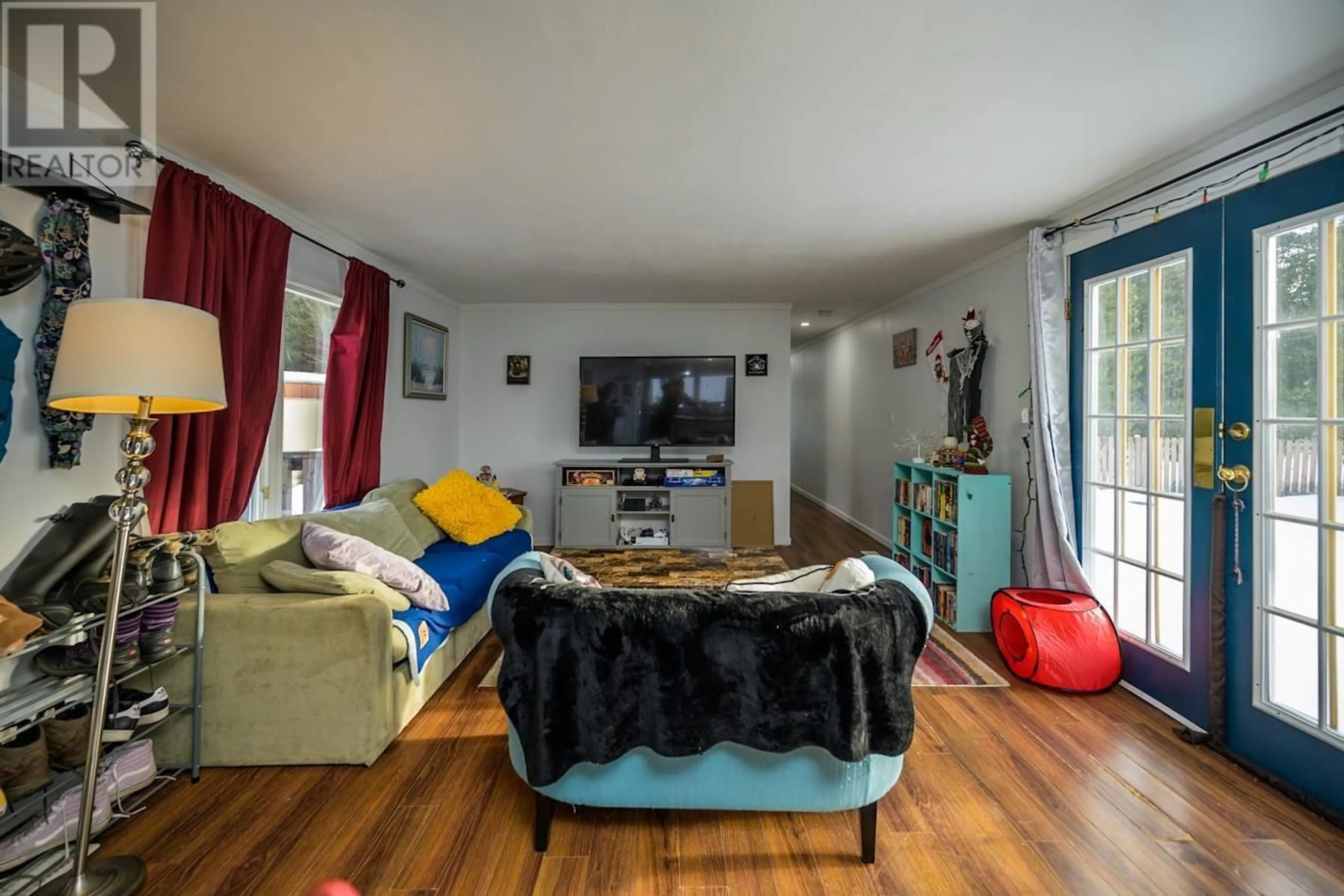 Living room with furniture, wood/laminate floor for 147 5130 NORTH NECHAKO ROAD, Prince George British Columbia V2K4W4