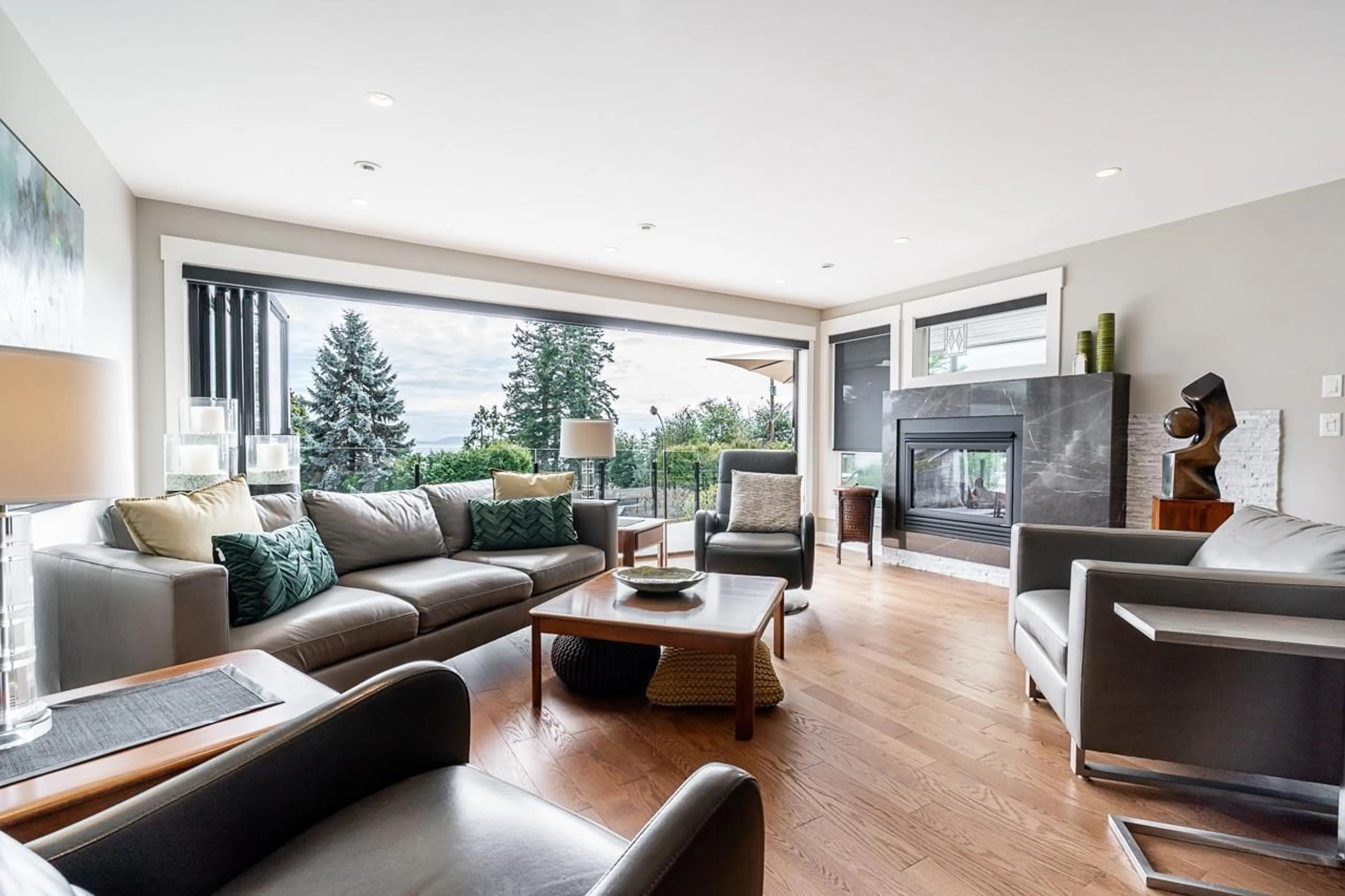 Living room with furniture, wood/laminate floor for 13387 13A, Surrey British Columbia V4A5Y3