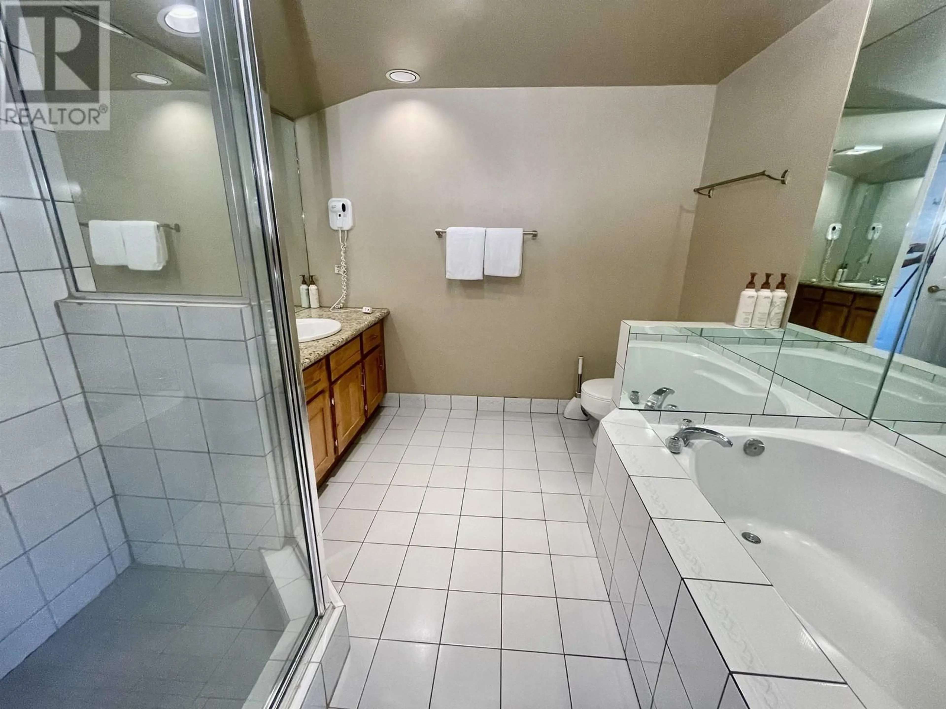 Standard bathroom, ceramic/tile floor for 904 WK 1-4293 MOUNTAIN SQUARE, Whistler British Columbia V8E1H9