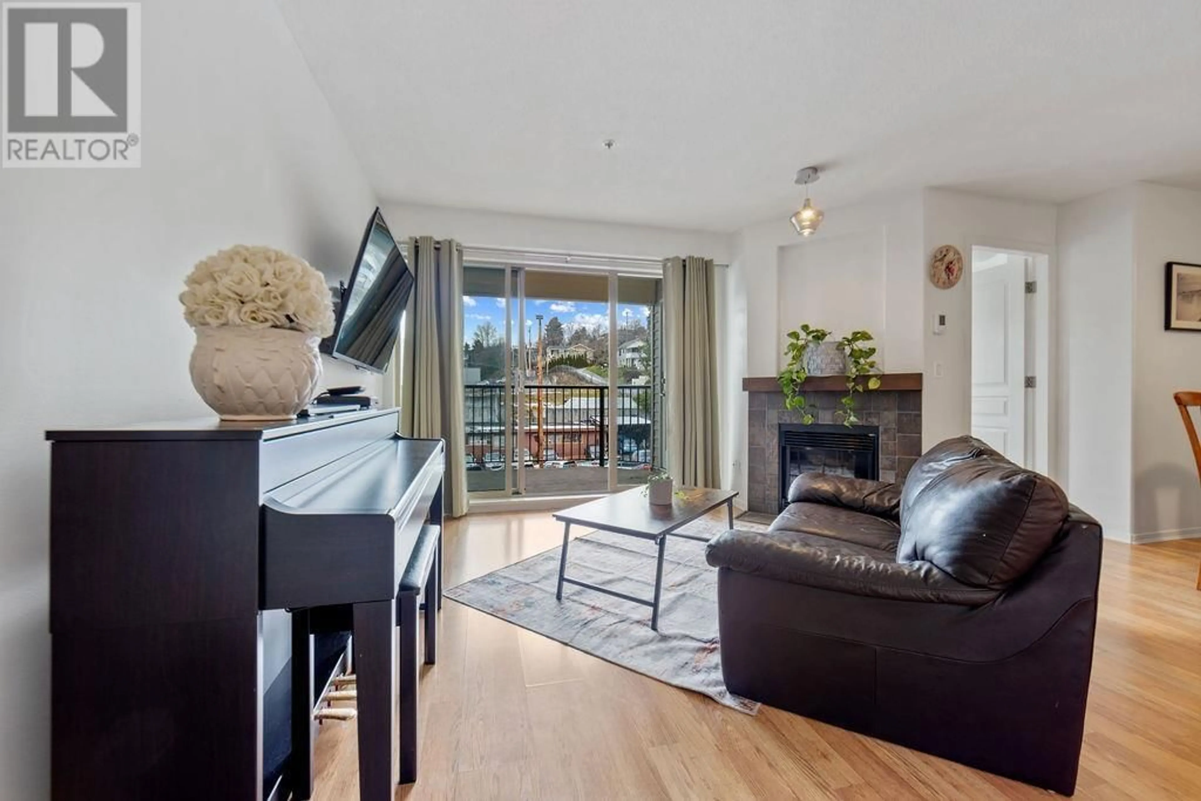 Living room with furniture, wood/laminate floor for 404 215 TWELFTH STREET, New Westminster British Columbia V3M4H4