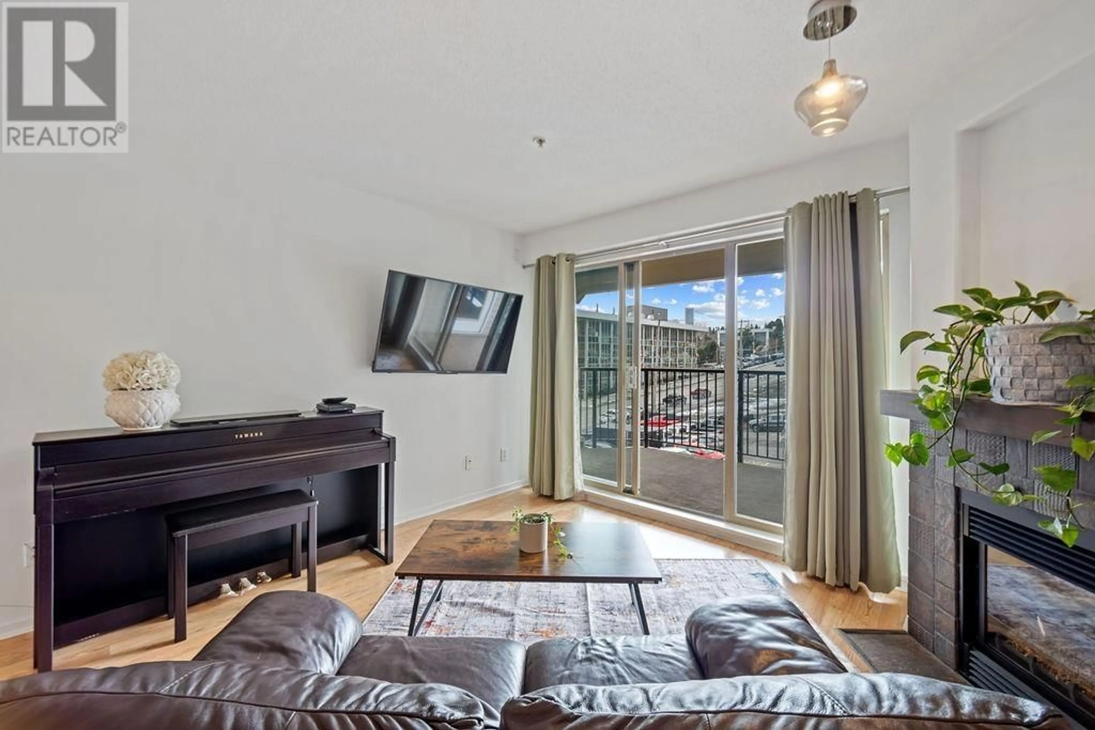 Living room with furniture, wood/laminate floor for 404 215 TWELFTH STREET, New Westminster British Columbia V3M4H4