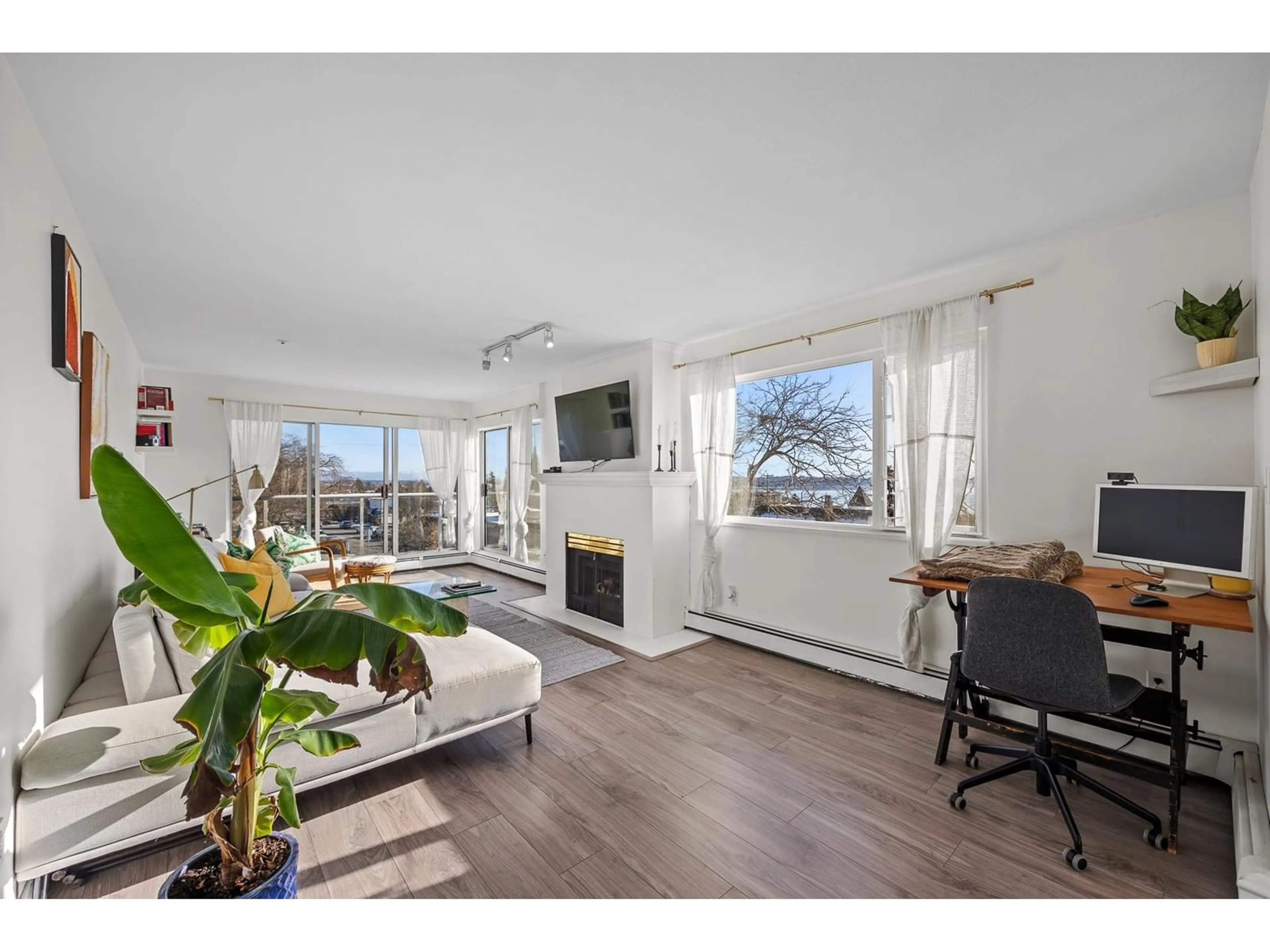 Living room with furniture, wood/laminate floor for 210 15233 PACIFIC AVENUE, White Rock British Columbia V4B1P8