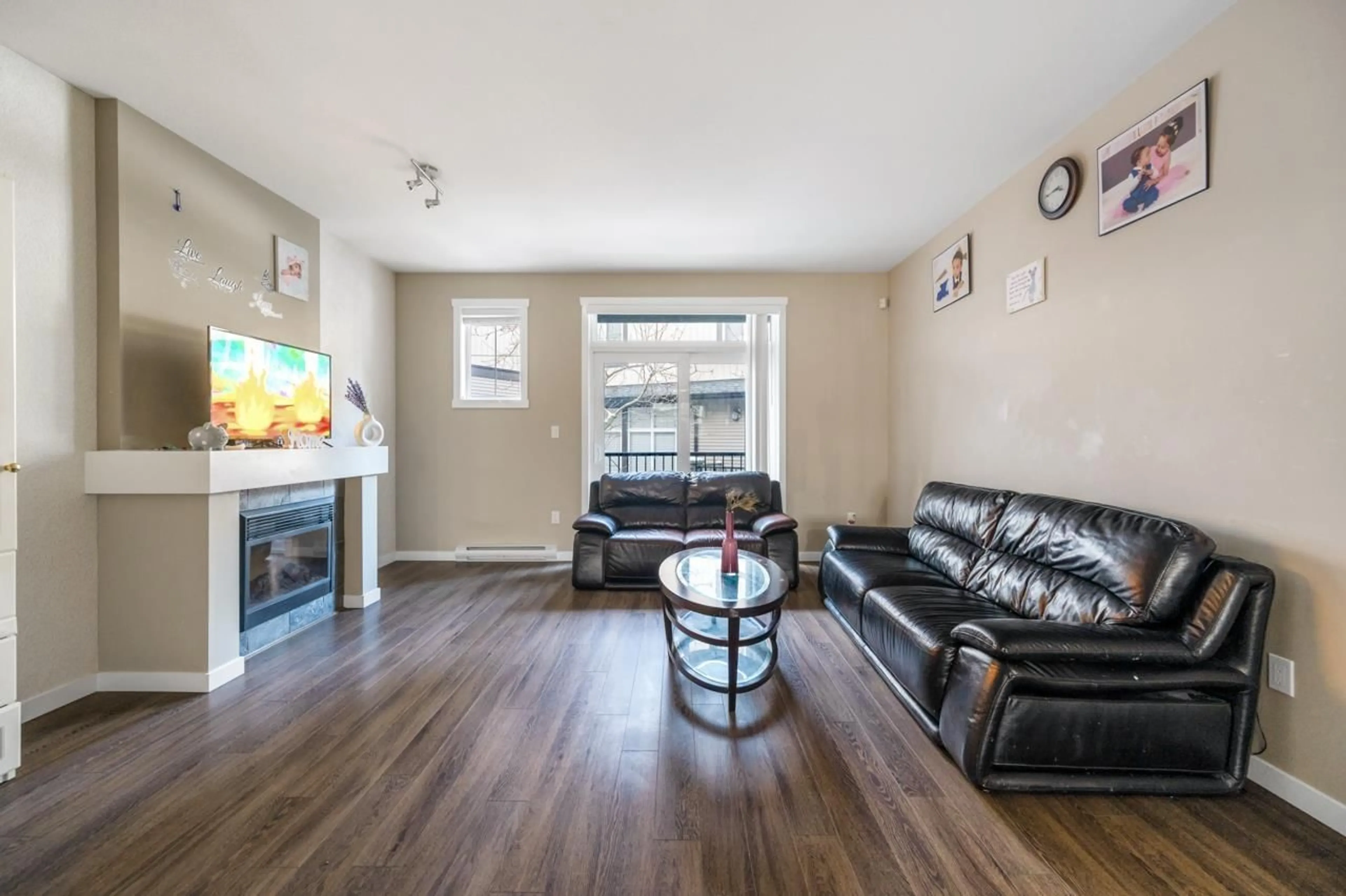 Living room with furniture, wood/laminate floor for 81 - 6123 138, Surrey British Columbia V3X1E8