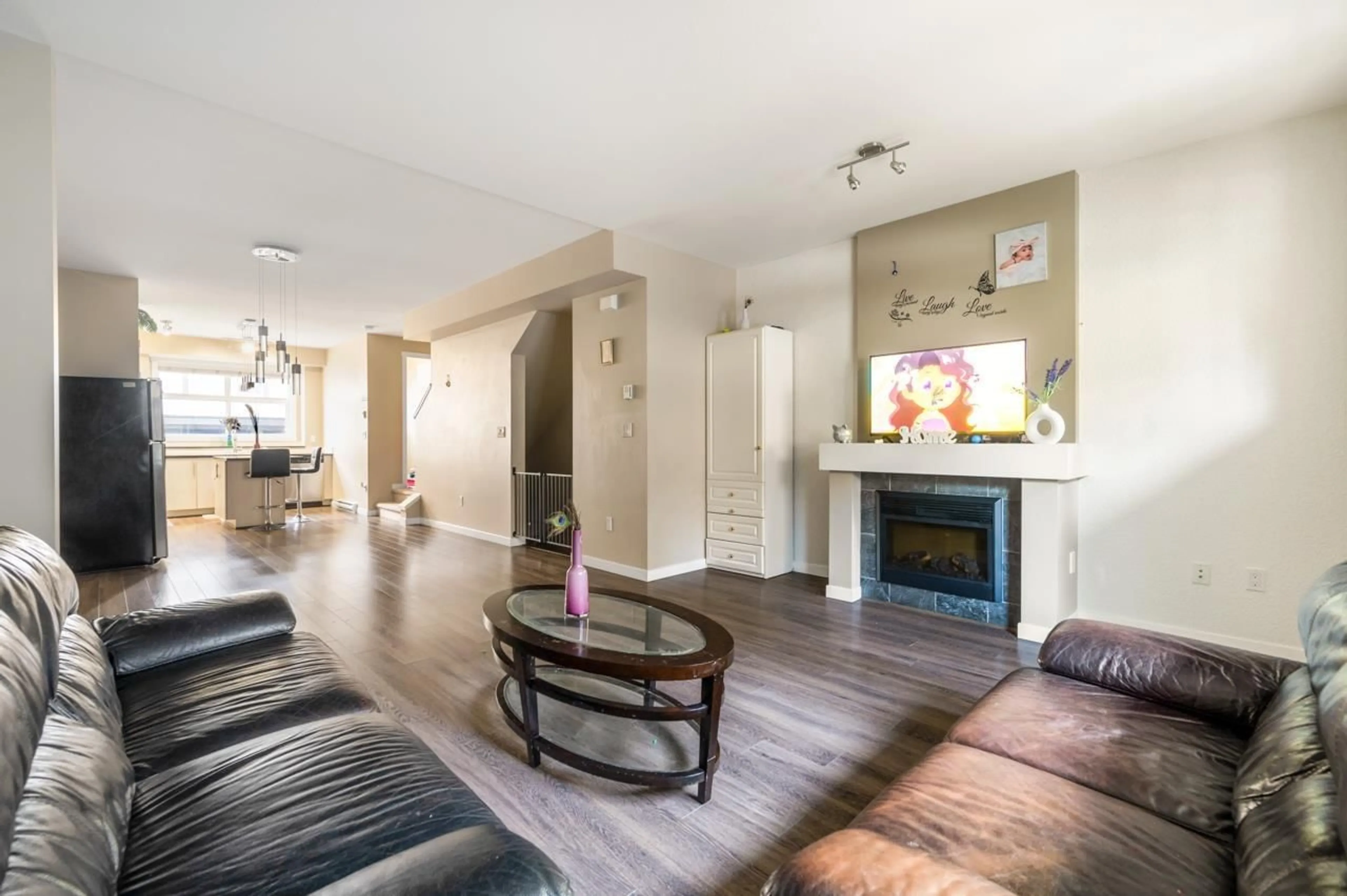 Living room with furniture, wood/laminate floor for 81 - 6123 138, Surrey British Columbia V3X1E8