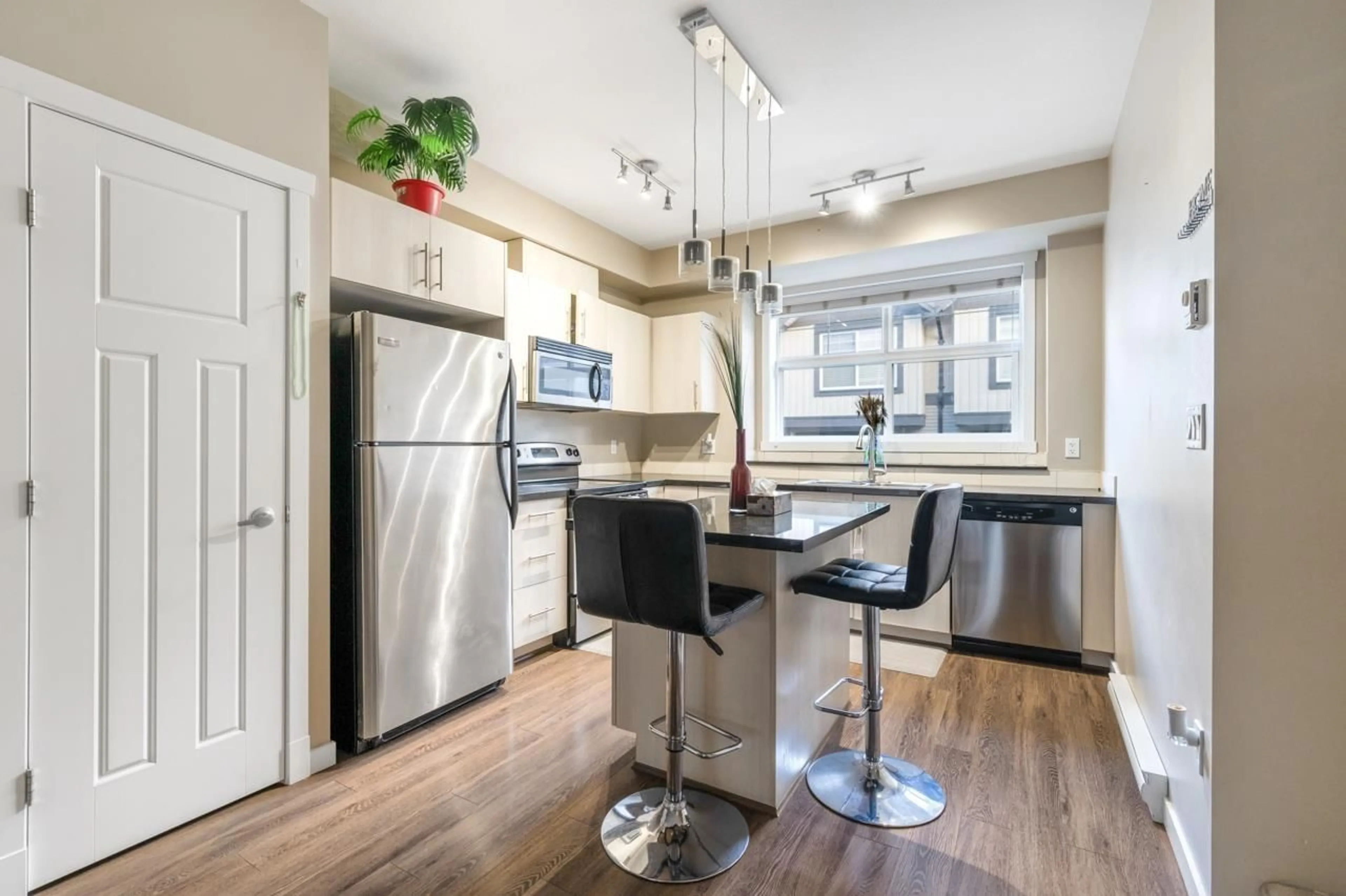 Open concept kitchen, wood/laminate floor for 81 - 6123 138, Surrey British Columbia V3X1E8