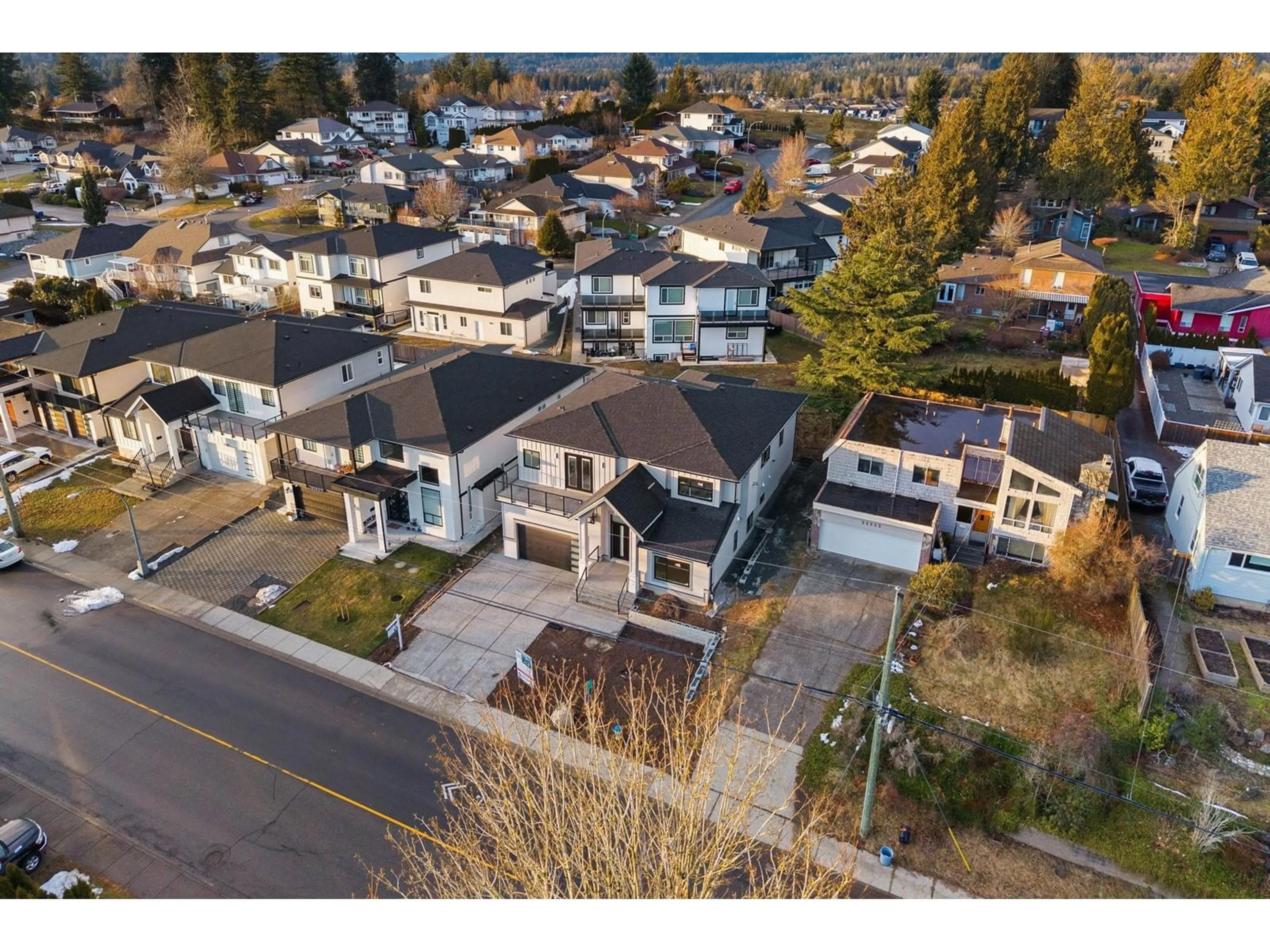 A pic from outside/outdoor area/front of a property/back of a property/a pic from drone, street for 32945 BEST AVENUE, Mission British Columbia V2V2S7