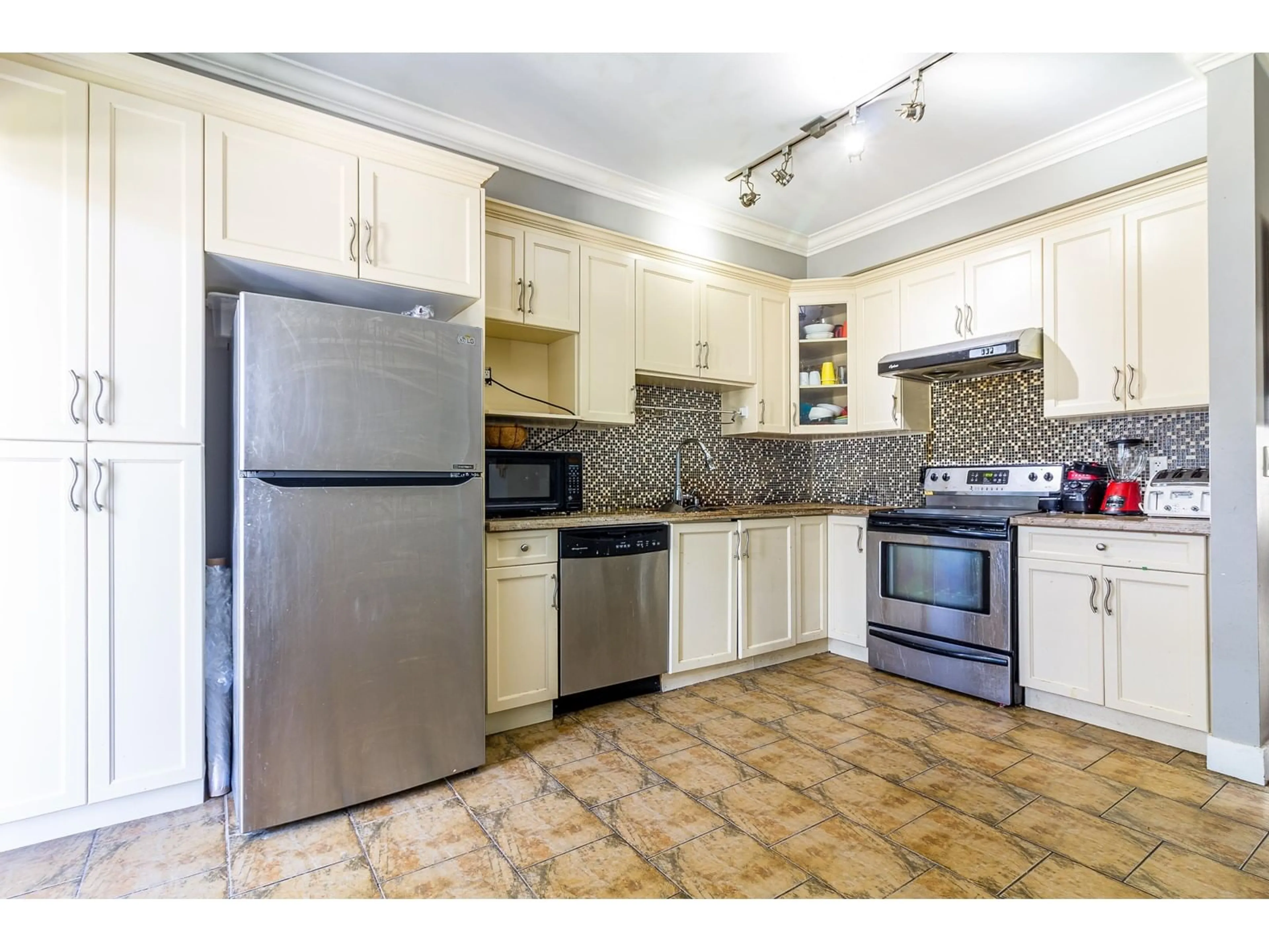 Standard kitchen, unknown for 25 7156 144 STREET, Surrey British Columbia V3W1V5