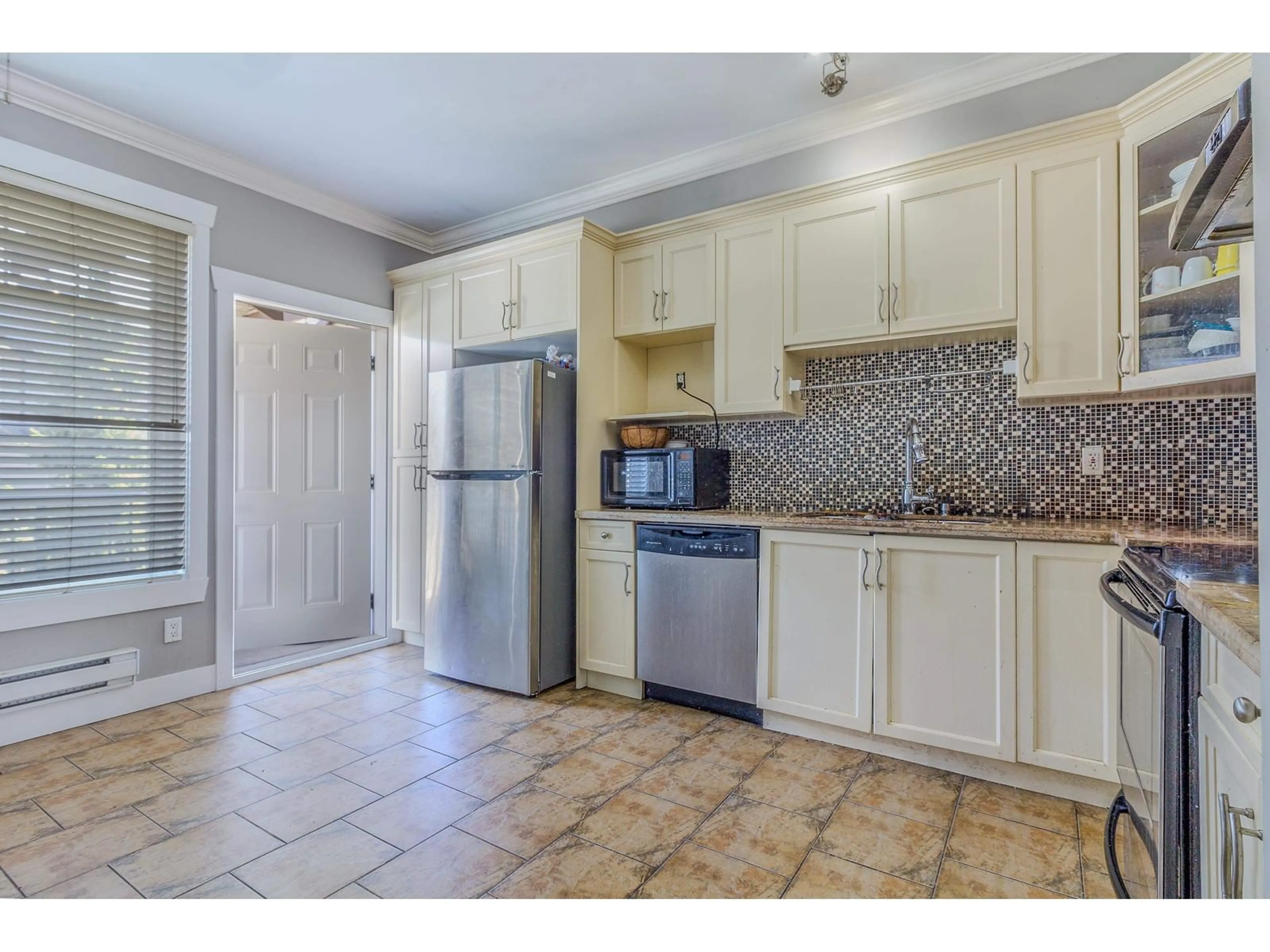 Standard kitchen, ceramic/tile floor for 25 7156 144 STREET, Surrey British Columbia V3W1V5