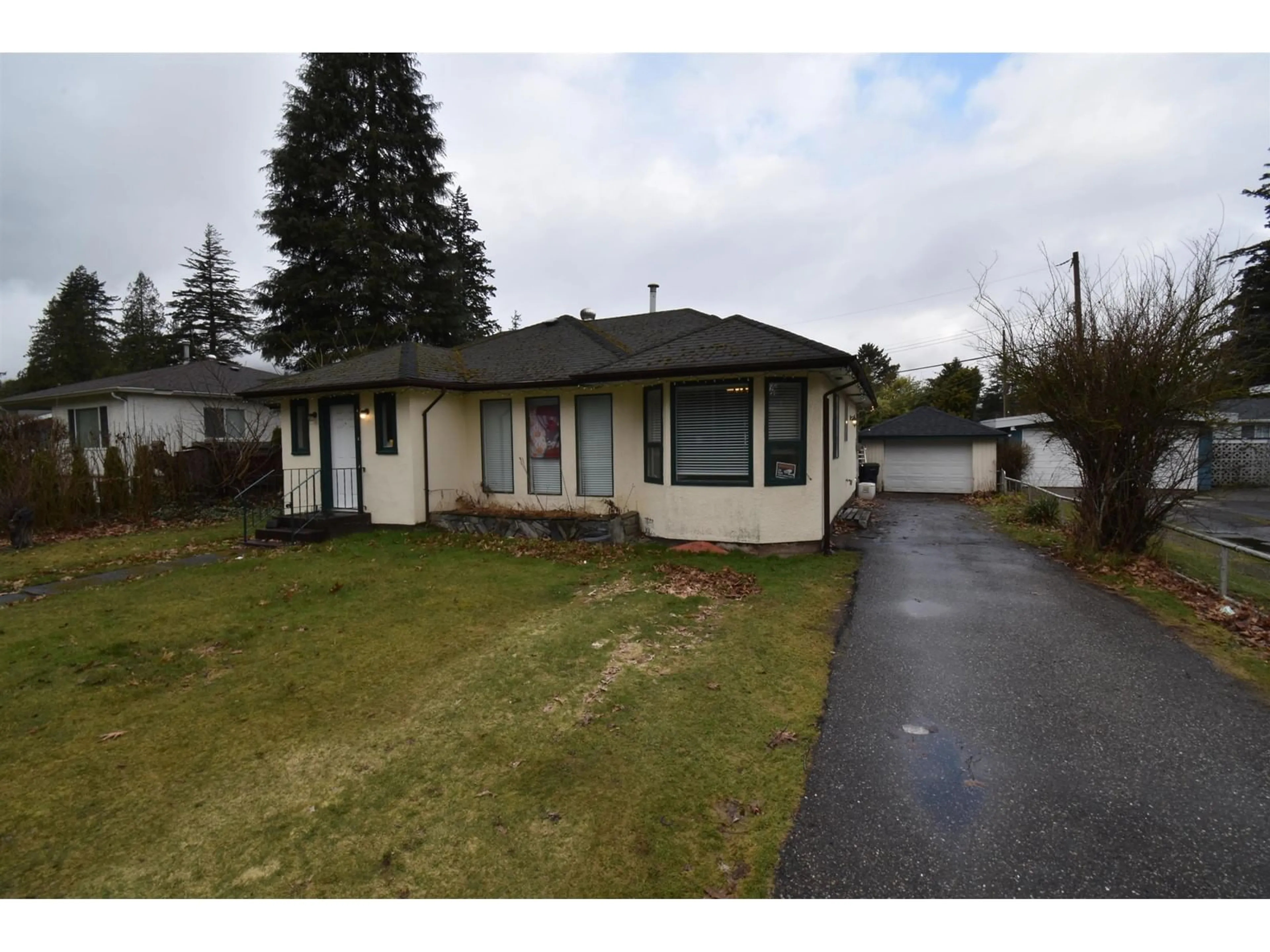 A pic from outside/outdoor area/front of a property/back of a property/a pic from drone, street for 365 PARK STREET, Hope British Columbia V0X1L1