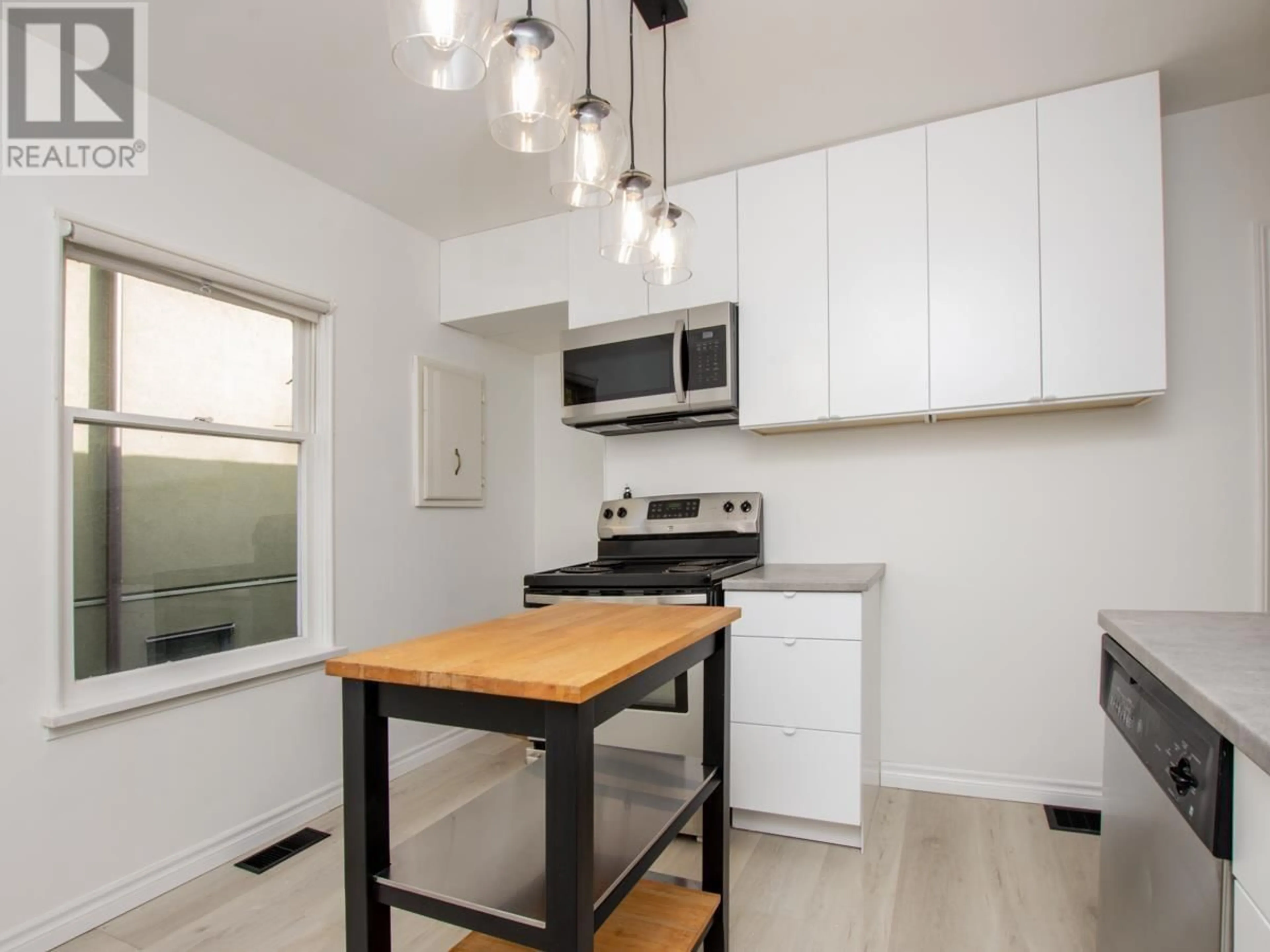 Standard kitchen, wood/laminate floor for 5231 CULLODEN STREET, Vancouver British Columbia V5W3R5