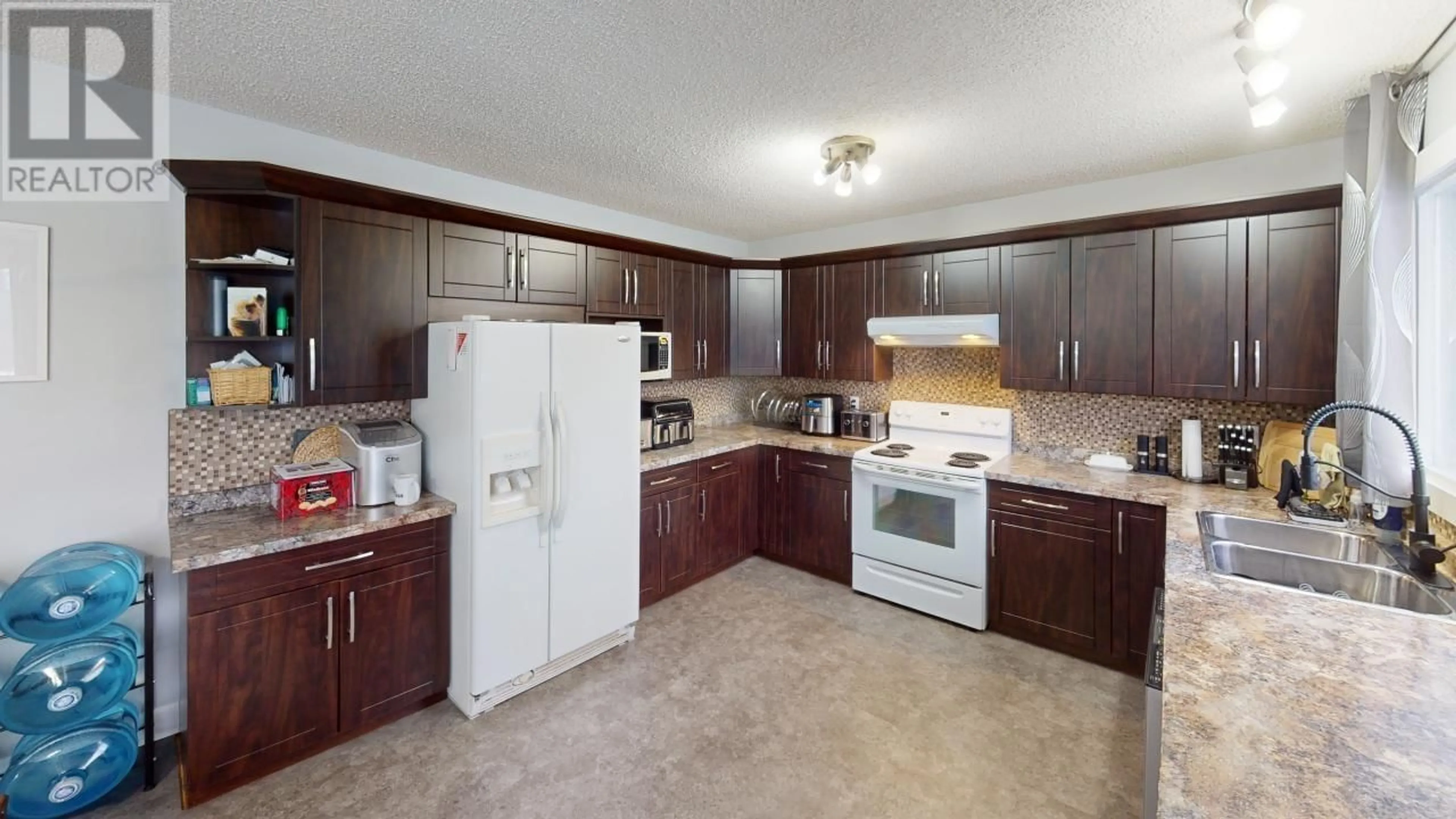 Standard kitchen, ceramic/tile floor for 11906 SHEPHERD'S INN FRTG ROAD, Fort St. John British Columbia V0C1Y0