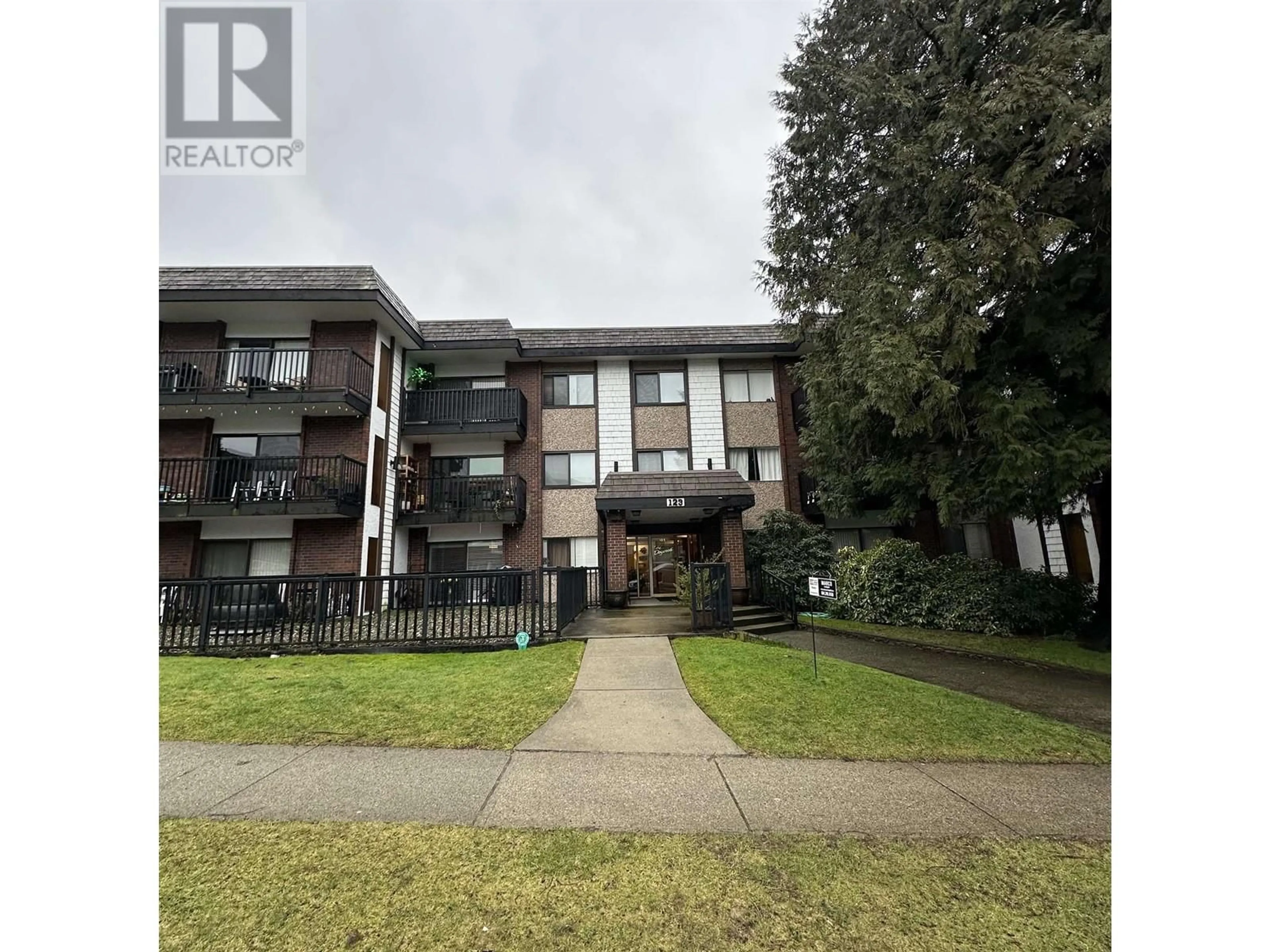 A pic from outside/outdoor area/front of a property/back of a property/a pic from drone, street for 213 - 123 19TH STREET, North Vancouver British Columbia V7L2Y9