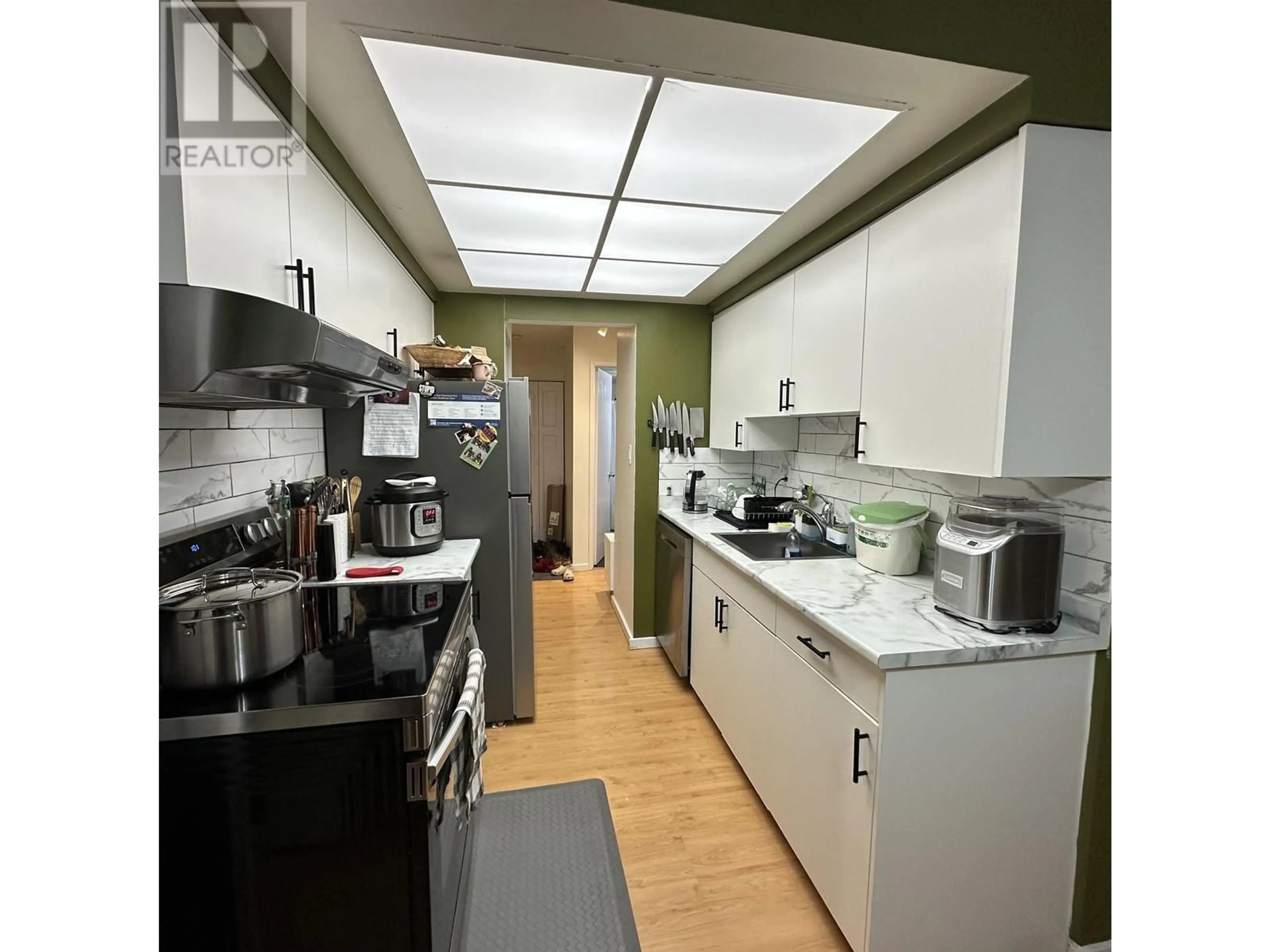 Standard kitchen, unknown for 213 - 123 19TH STREET, North Vancouver British Columbia V7L2Y9