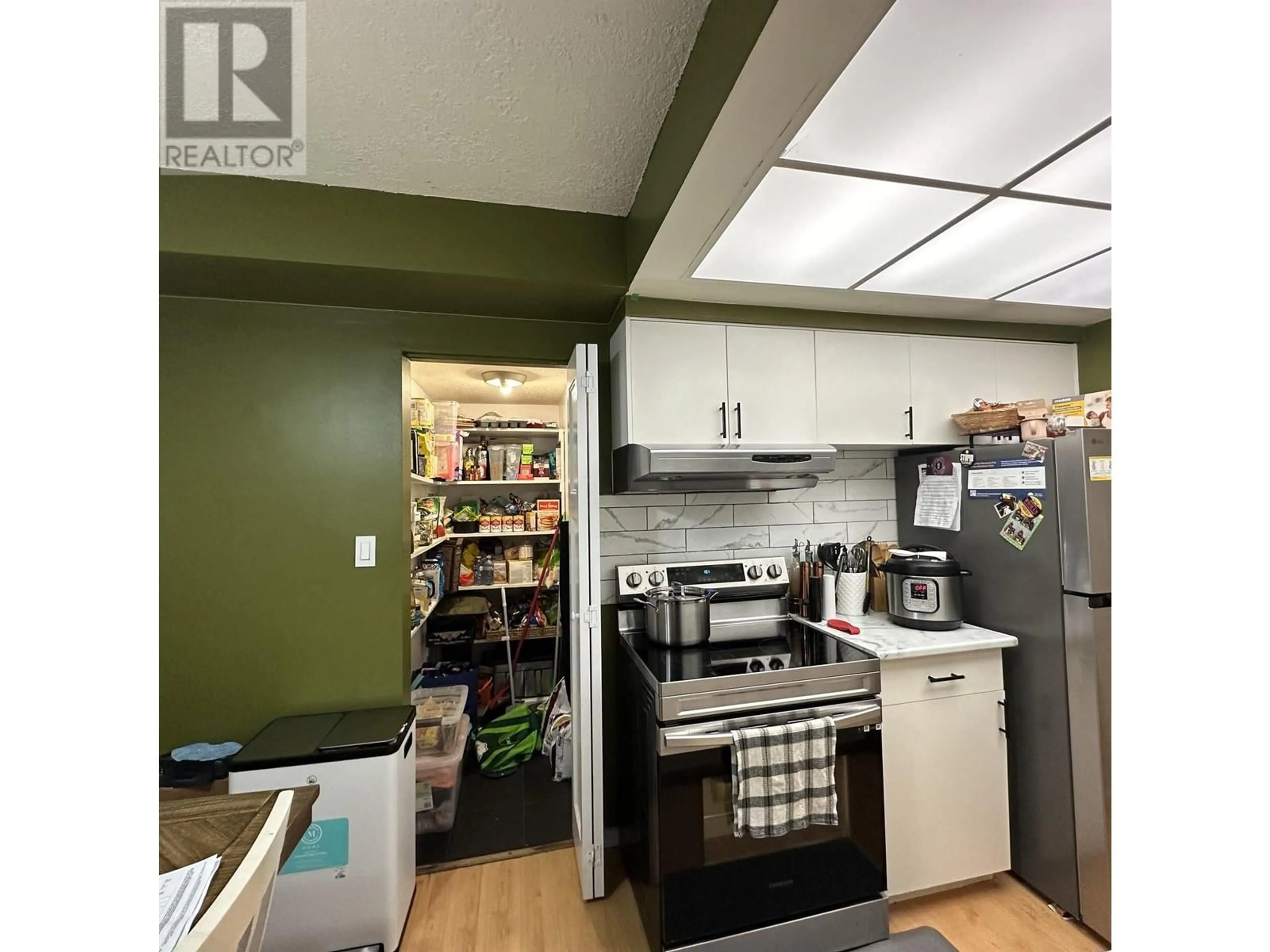 Standard kitchen, unknown for 213 - 123 19TH STREET, North Vancouver British Columbia V7L2Y9