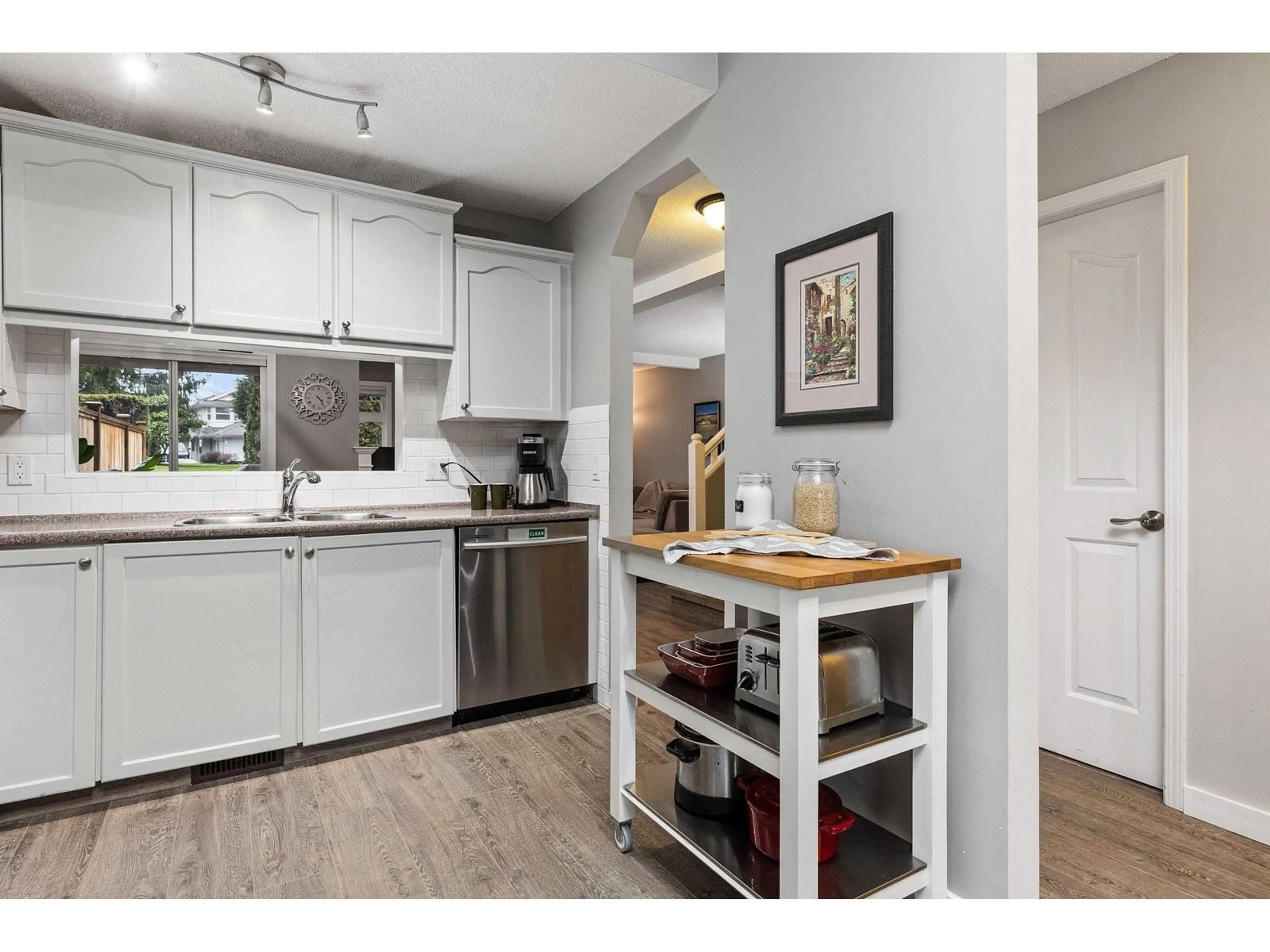 Open concept kitchen, wood/laminate floor for 27 - 9045 WALNUT GROVE, Langley British Columbia V1M2E1
