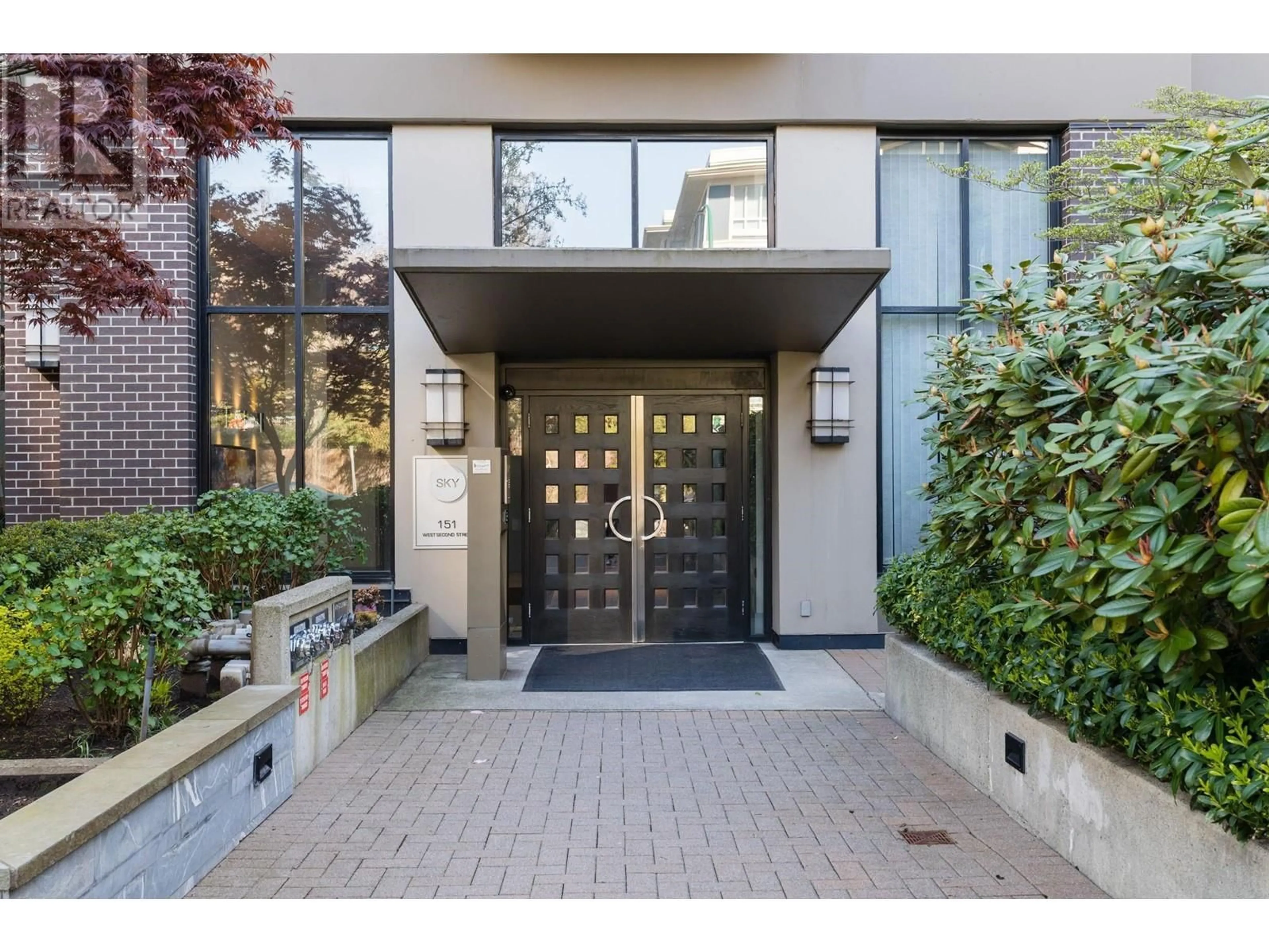 Indoor entryway for 1002 151 W 2ND STREET, North Vancouver British Columbia V7M3P1