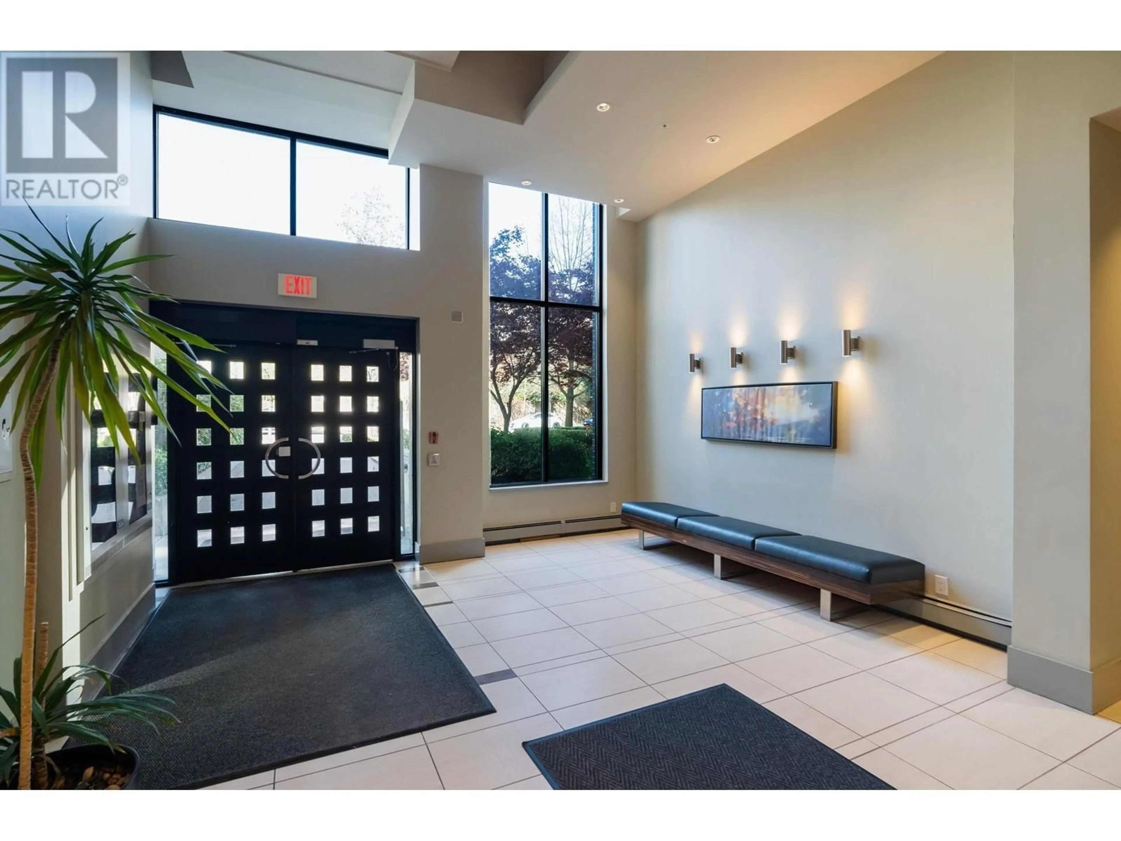 Indoor foyer for 1002 151 W 2ND STREET, North Vancouver British Columbia V7M3P1