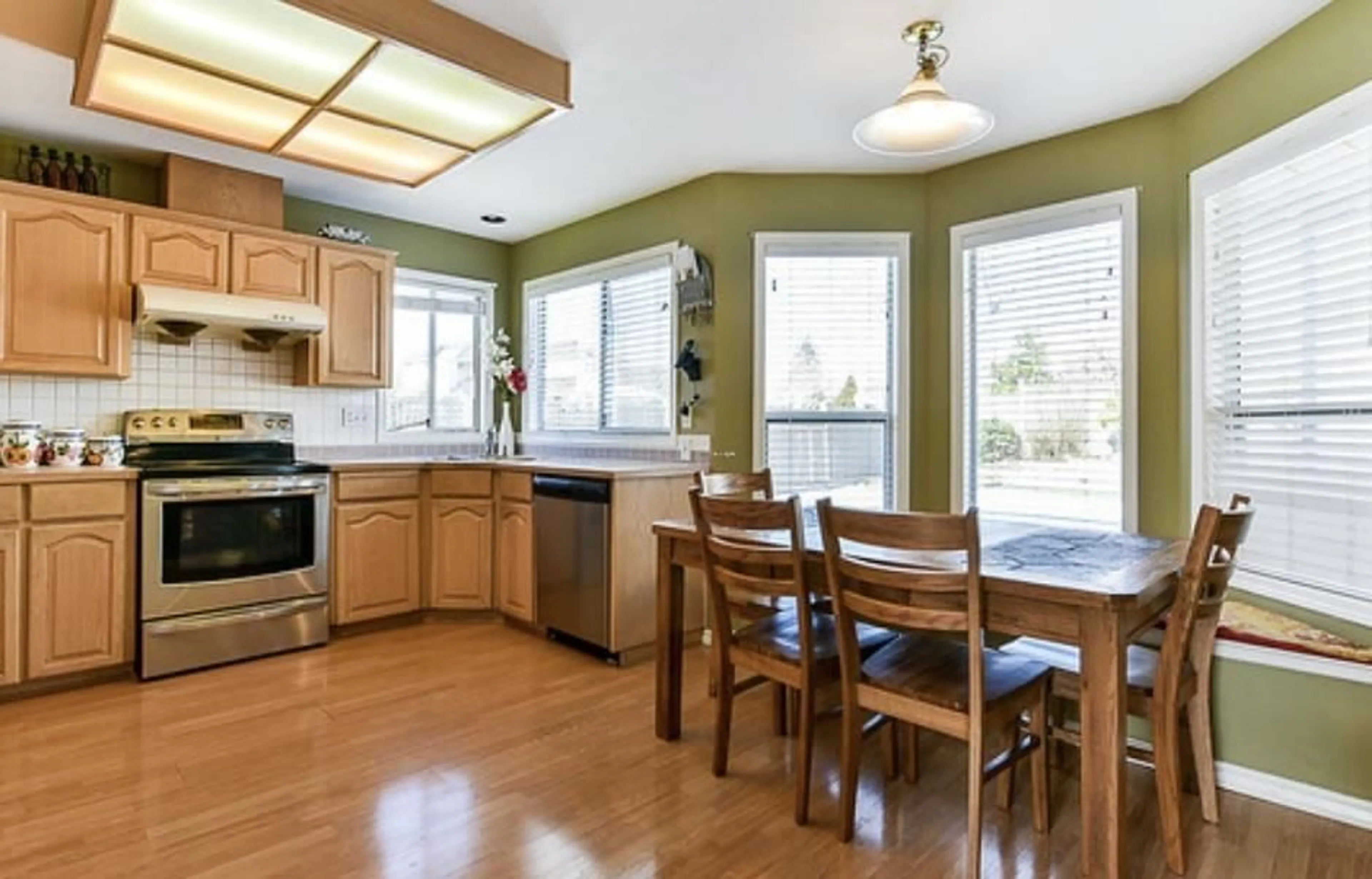 Open concept kitchen, wood/laminate floor for 14259 85B AVENUE, Surrey British Columbia V3W0N9