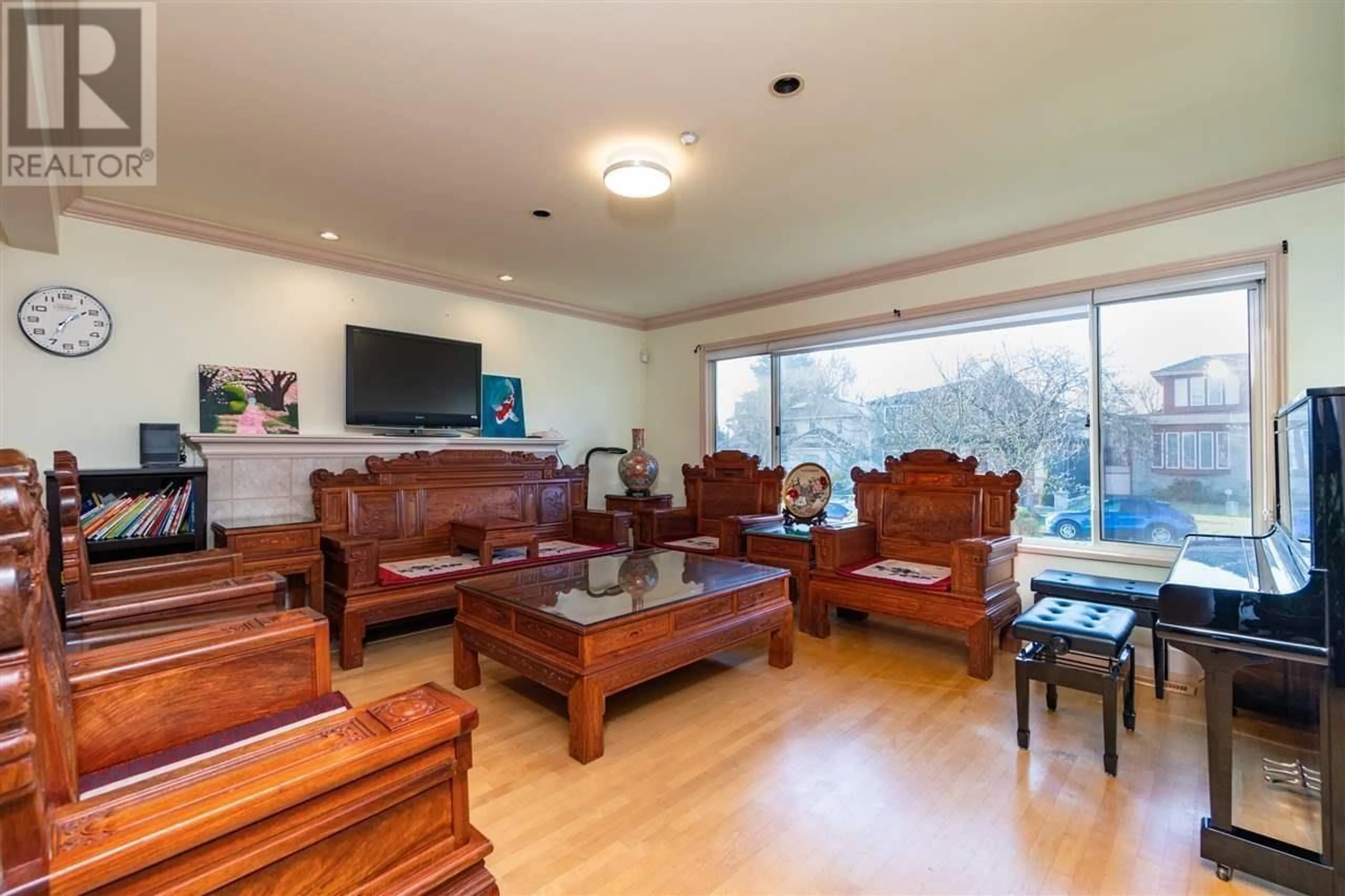 Living room with furniture, wood/laminate floor for 8090 LAUREL STREET, Vancouver British Columbia V6P3V1