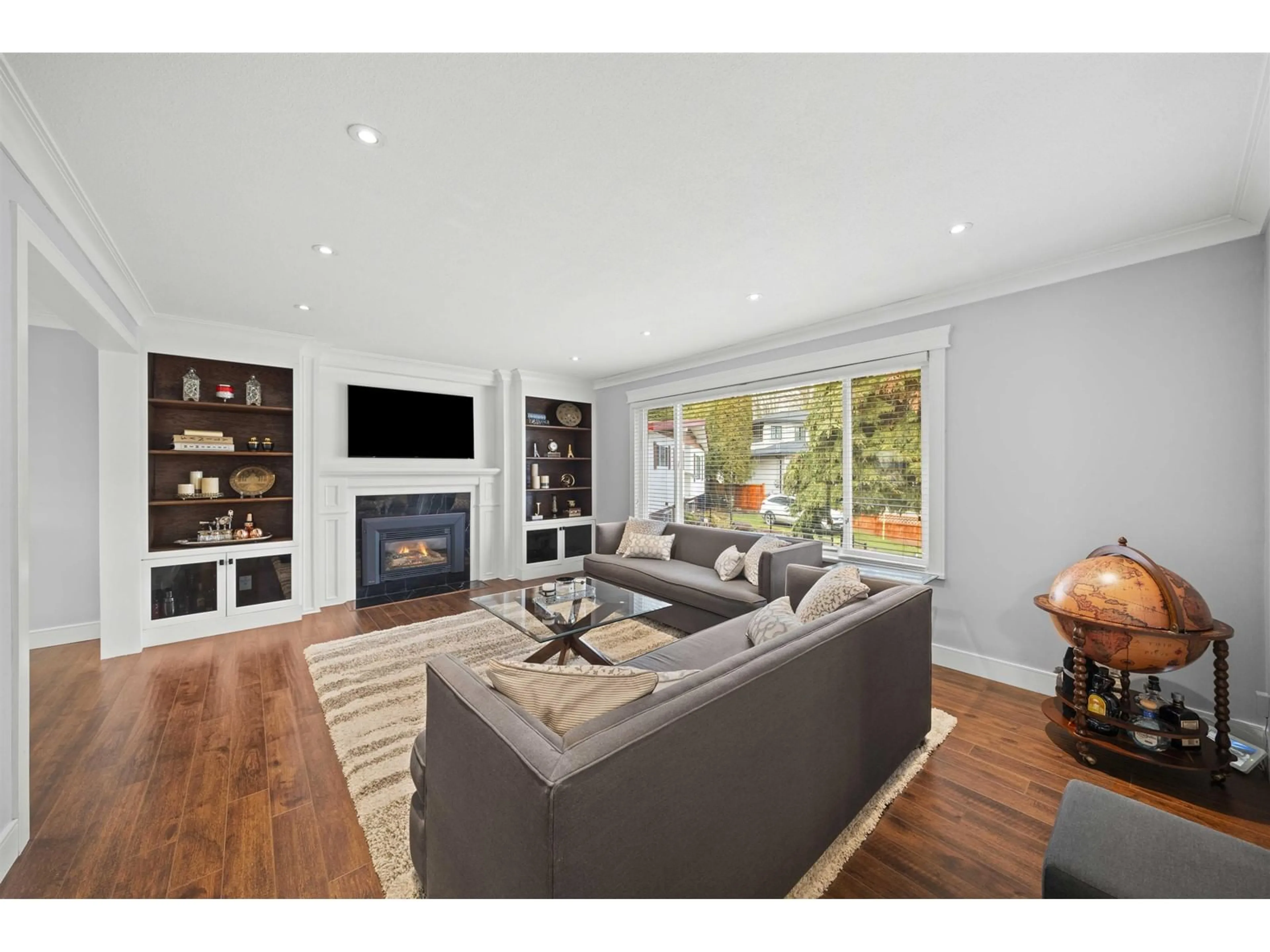 Living room with furniture, wood/laminate floor for 11284 77A, Delta British Columbia V4C1M4