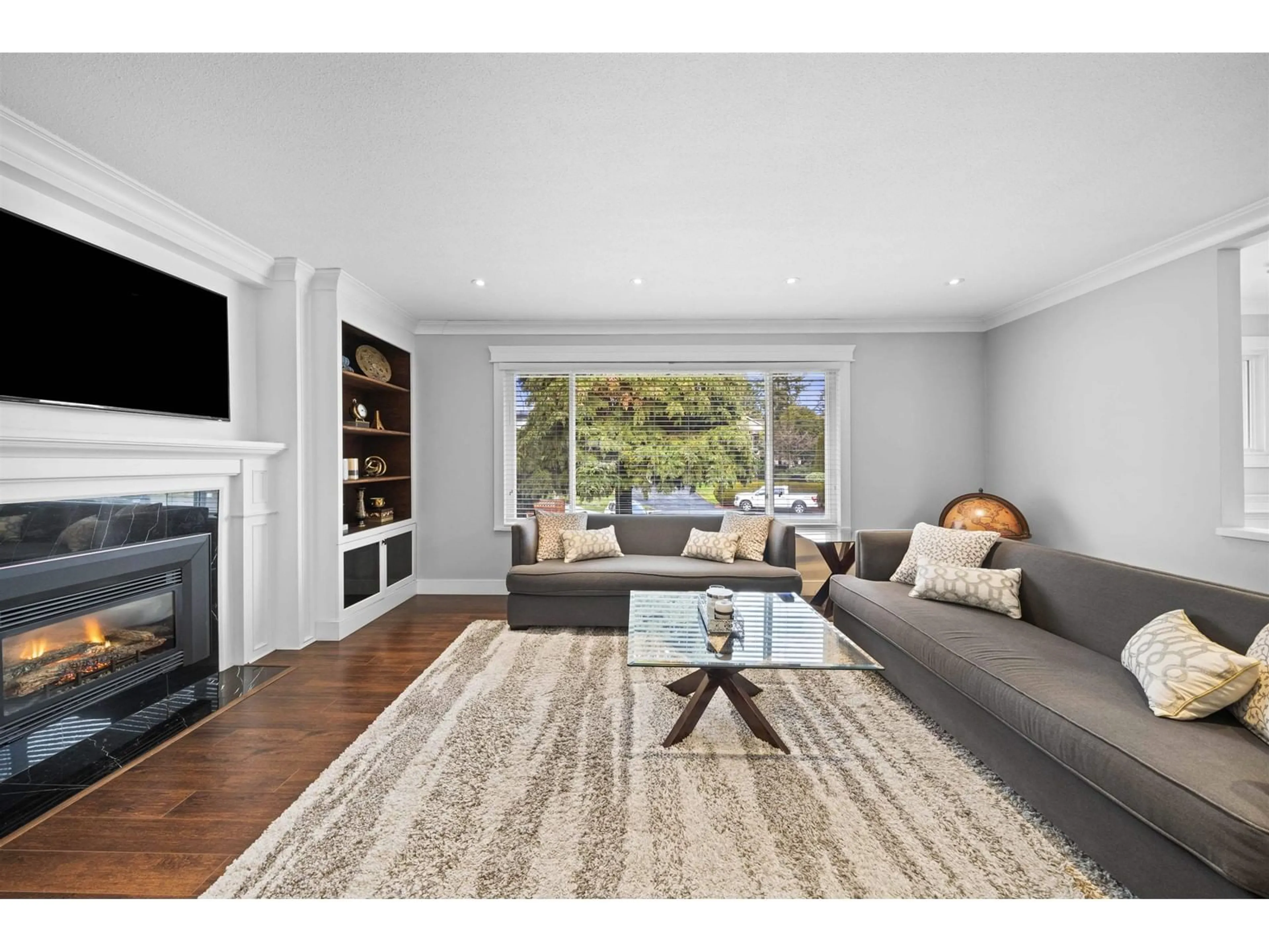 Living room with furniture, wood/laminate floor for 11284 77A, Delta British Columbia V4C1M4
