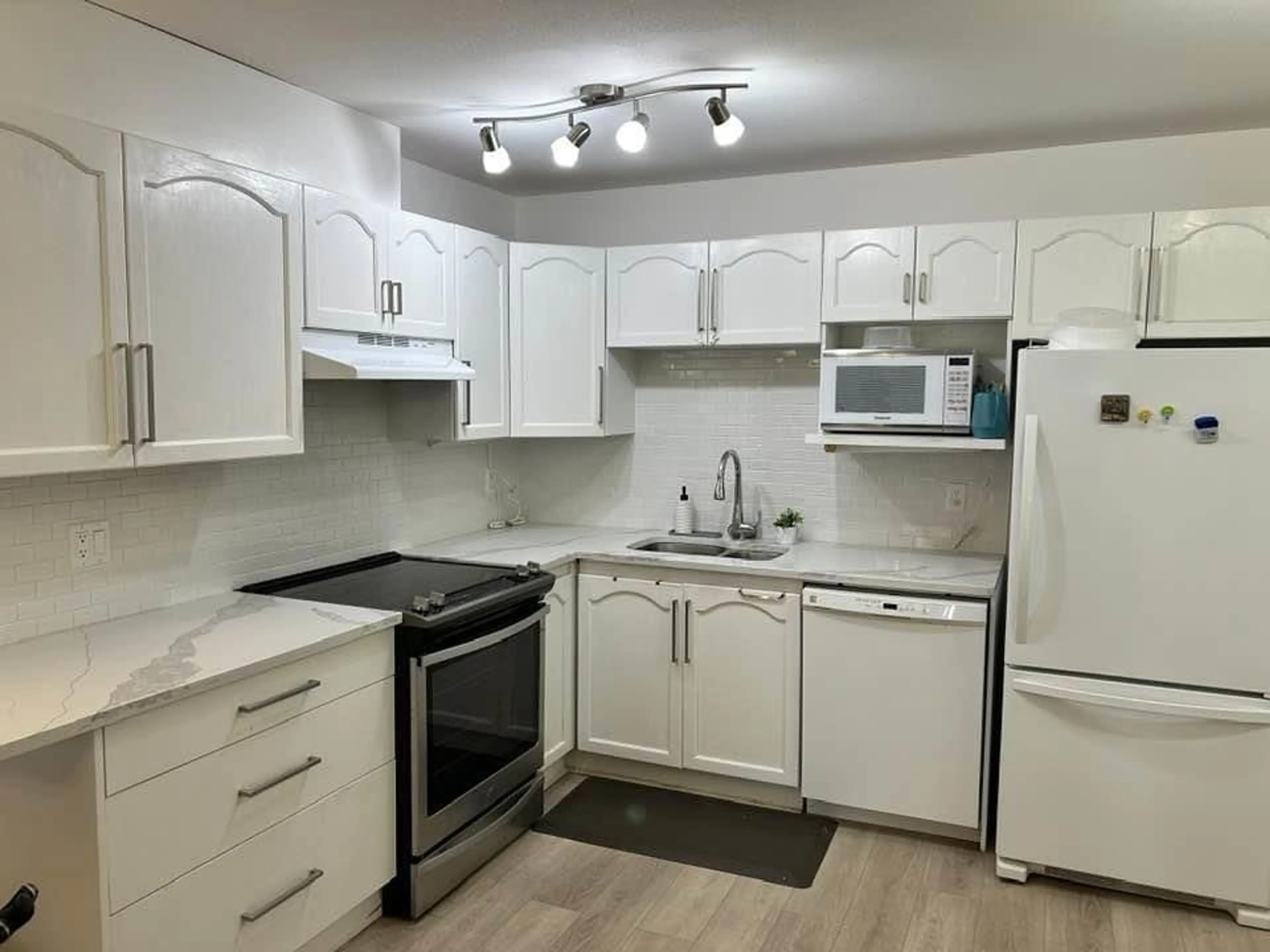 Standard kitchen, unknown for 207 13490 HILTON ROAD, Surrey British Columbia V3R5J4