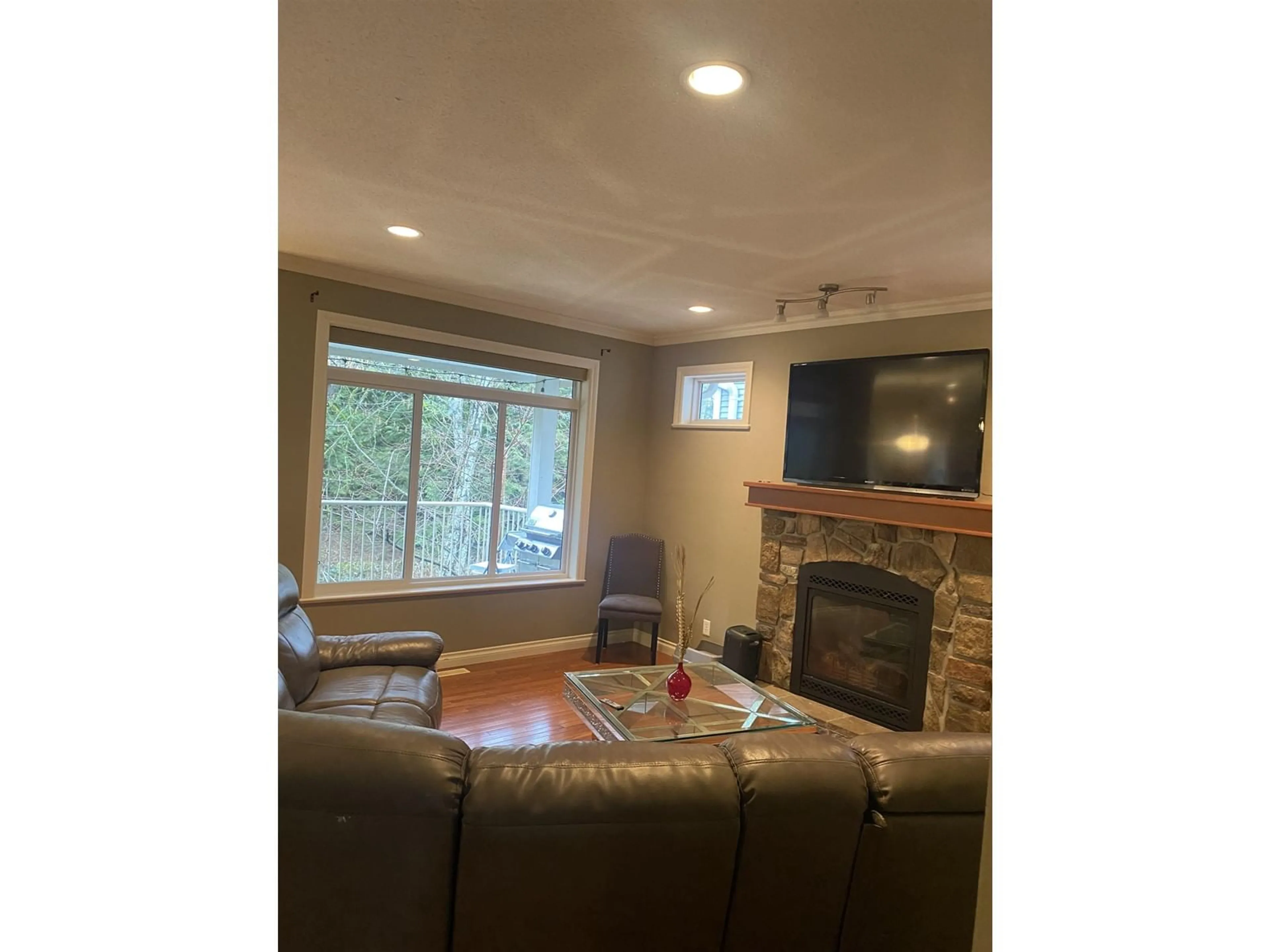 Living room with furniture, wood/laminate floor for 5583 THOM CREEK DRIVE, Chilliwack British Columbia V2R5Z6