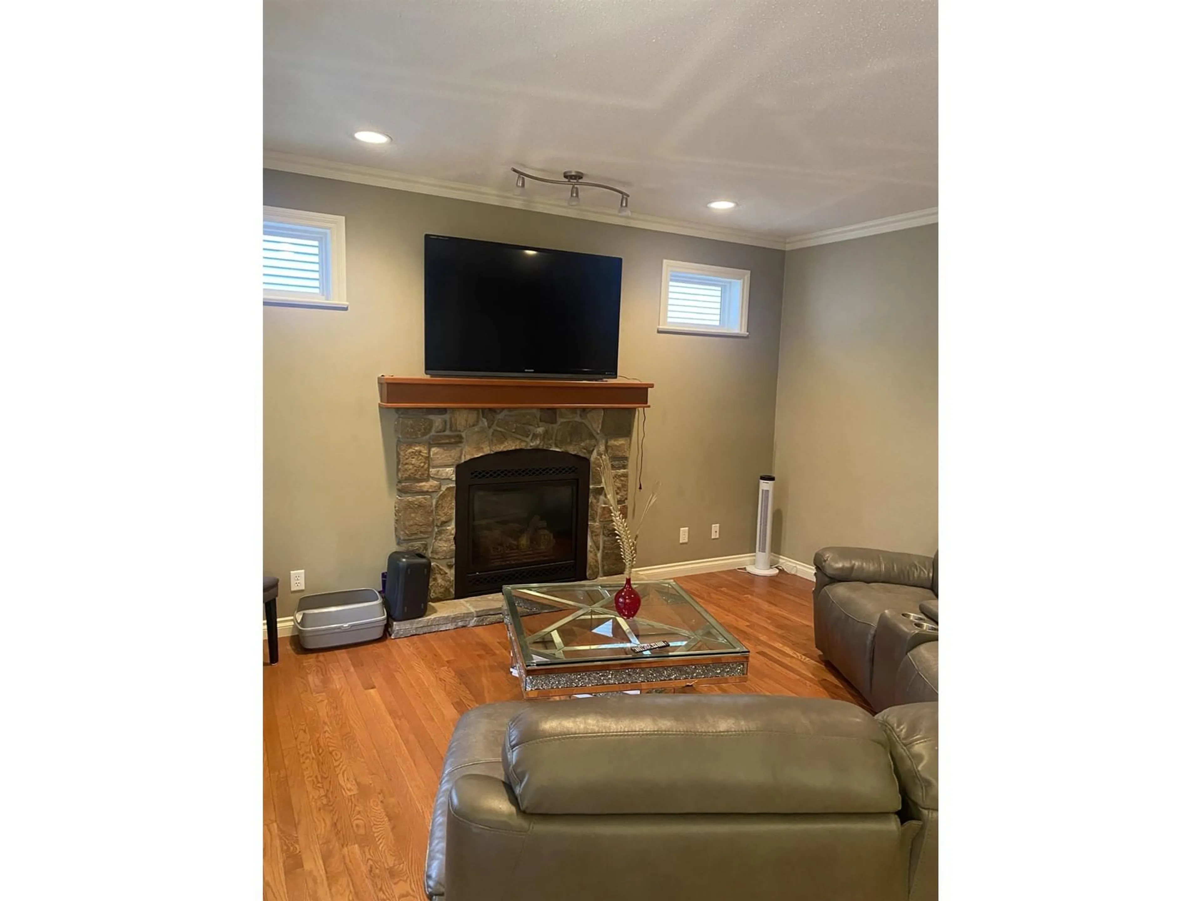 Living room with furniture, wood/laminate floor for 5583 THOM CREEK DRIVE, Chilliwack British Columbia V2R5Z6