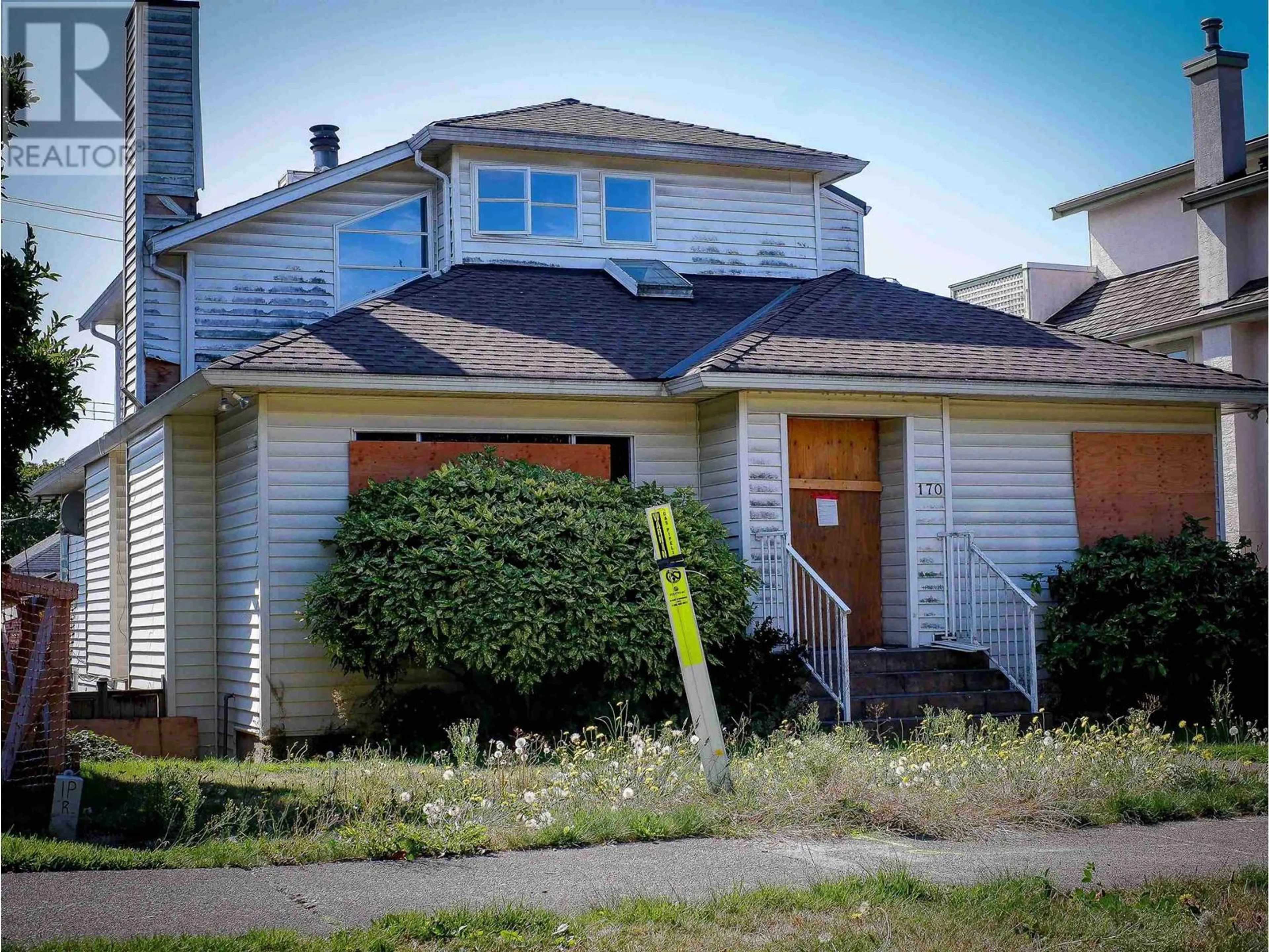 Home with vinyl exterior material, street for 170 40TH AVENUE, Vancouver British Columbia V5Y2R2