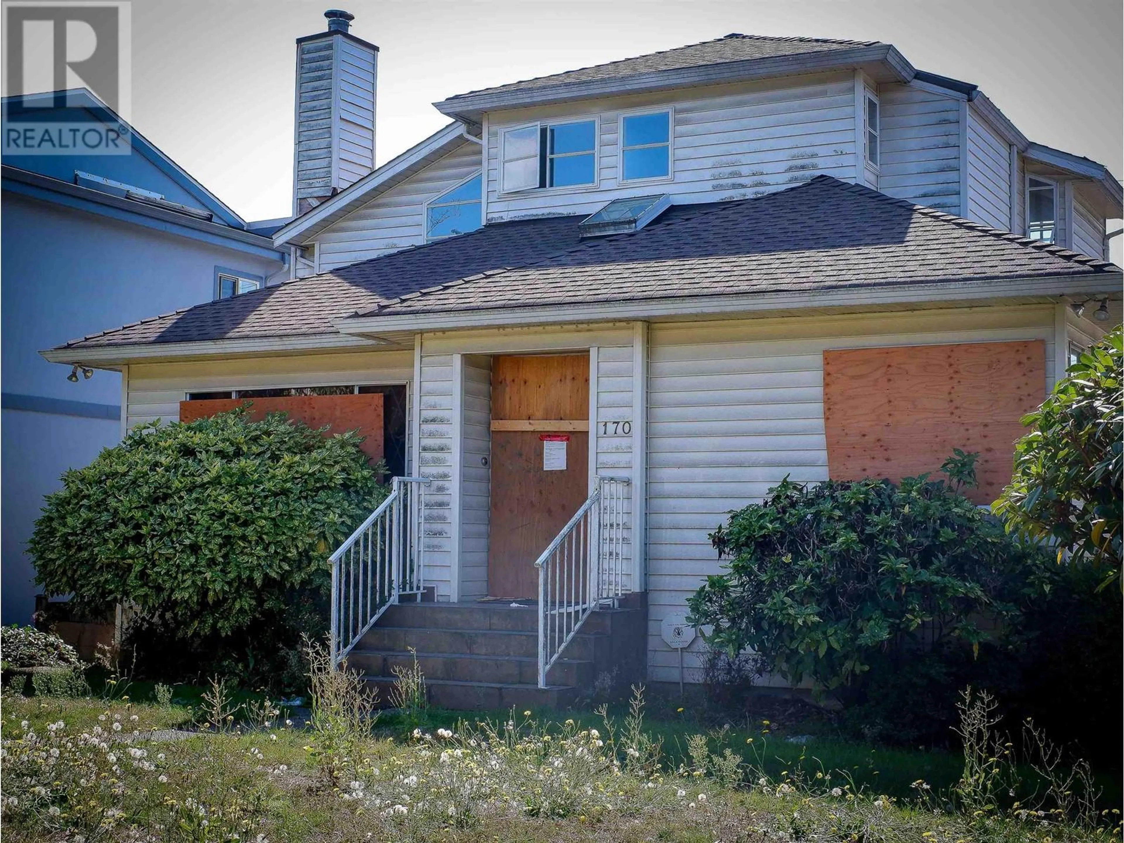 Home with vinyl exterior material, street for 170 40TH AVENUE, Vancouver British Columbia V5Y2R2