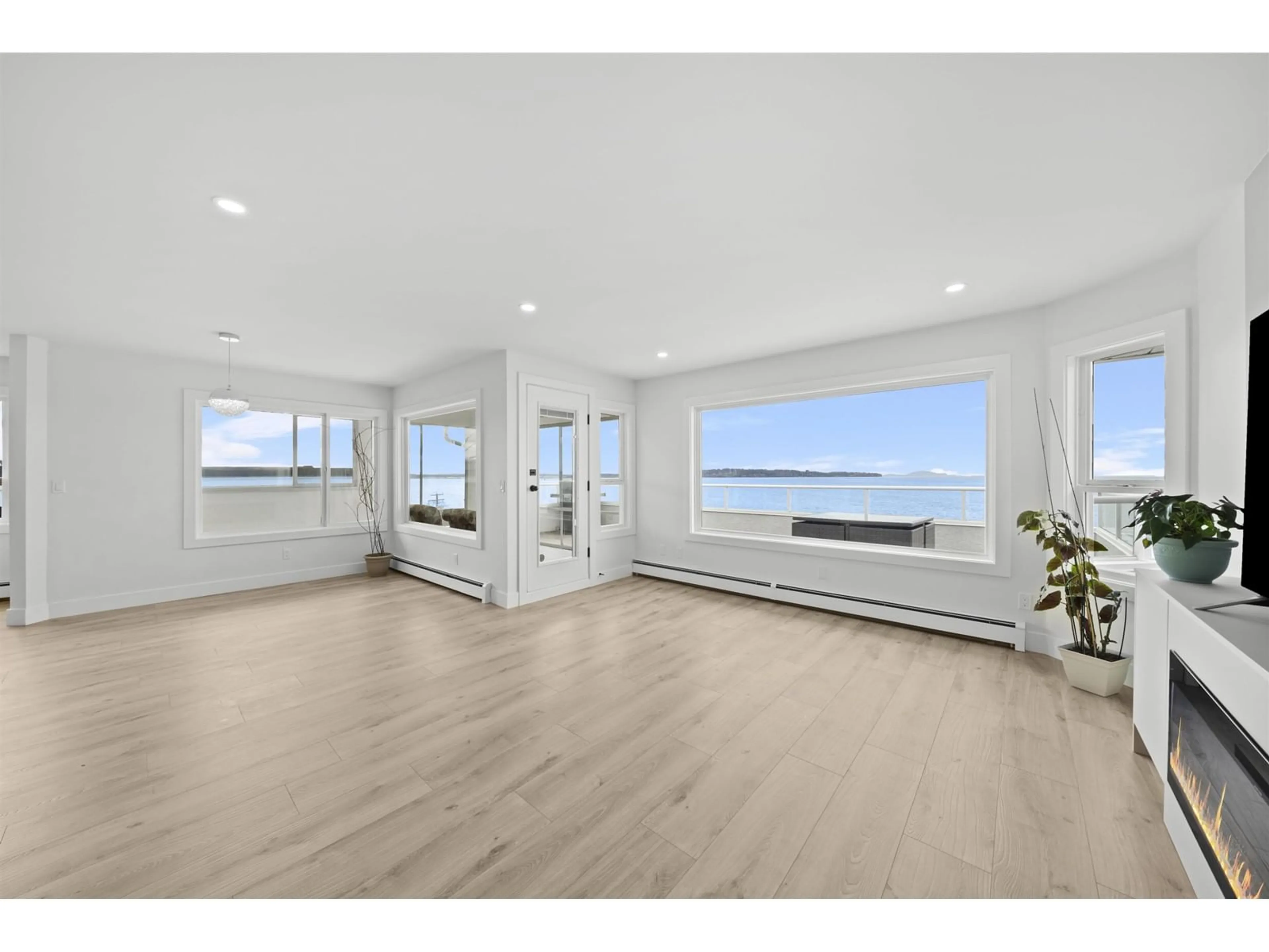 A pic of a room for 15452 VICTORIA AVENUE, White Rock British Columbia V4B1H3