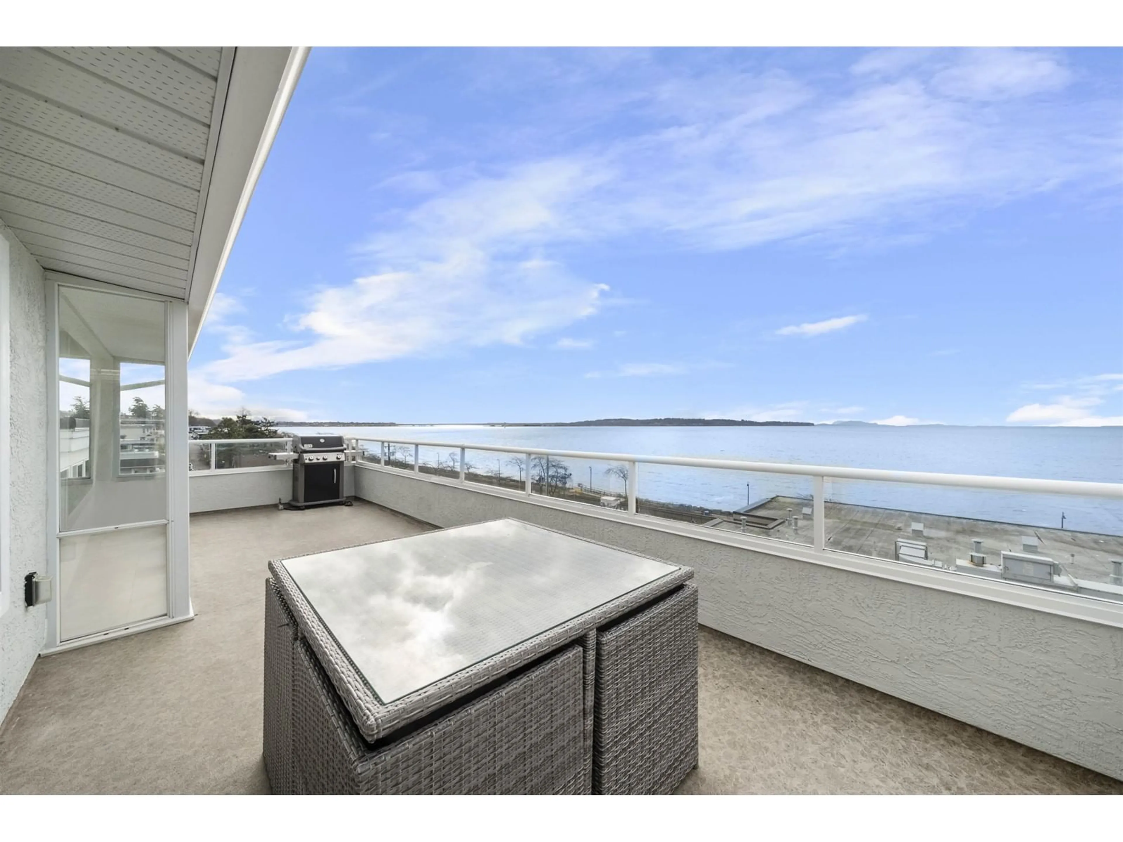 Patio, water/lake/river/ocean view for 15452 VICTORIA AVENUE, White Rock British Columbia V4B1H3